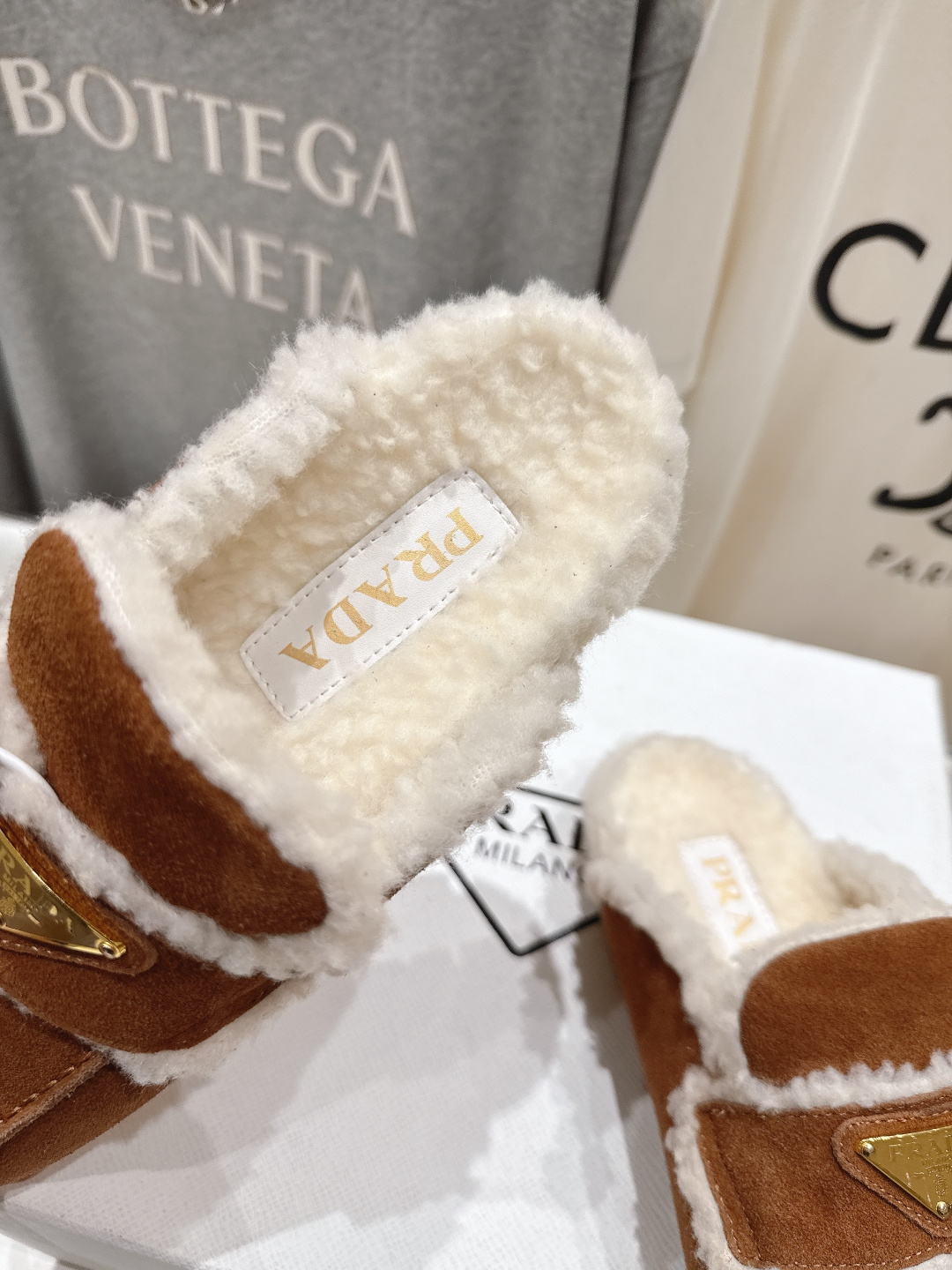 高版本出厂 Prada*普拉达F029 2025ss秋冬新款居家半包毛毛拖鞋乐福鞋✨闪亮登场✨时尚大方的