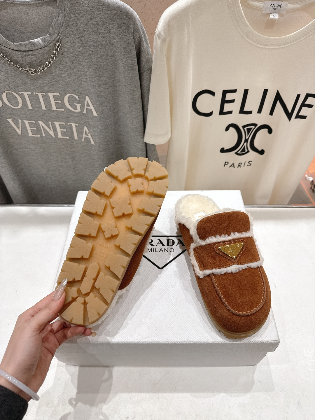 高版本出厂 Prada*普拉达F029 2025ss秋冬新款居家半包毛毛拖鞋乐福鞋✨闪亮登场✨时尚大方的