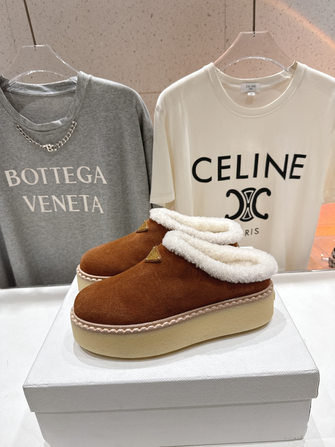 高版本出厂 Prada*普拉达F029 2025ss秋冬新款毛里厚底半包毛毛拖鞋休闲鞋闪亮登场🌟时尚大方