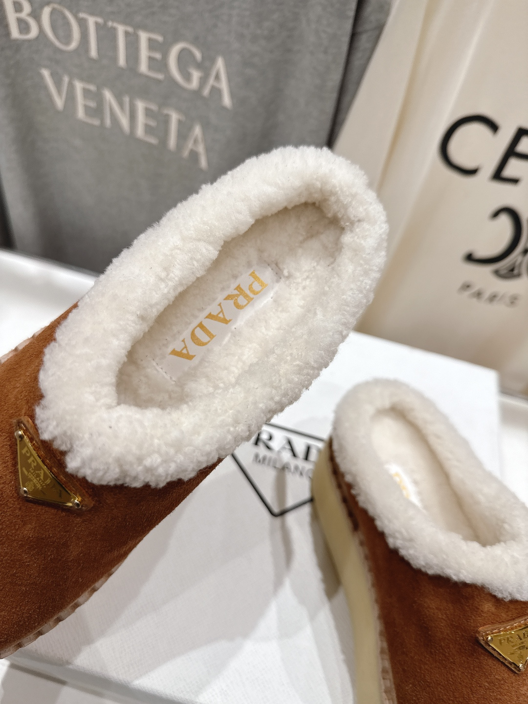 高版本出厂 Prada*普拉达F029 2025ss秋冬新款毛里厚底半包毛毛拖鞋休闲鞋闪亮登场🌟时尚大方