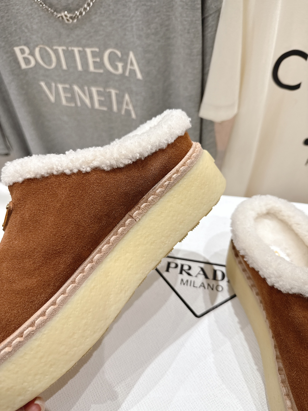 高版本出厂 Prada*普拉达F029 2025ss秋冬新款毛里厚底半包毛毛拖鞋休闲鞋闪亮登场🌟时尚大方