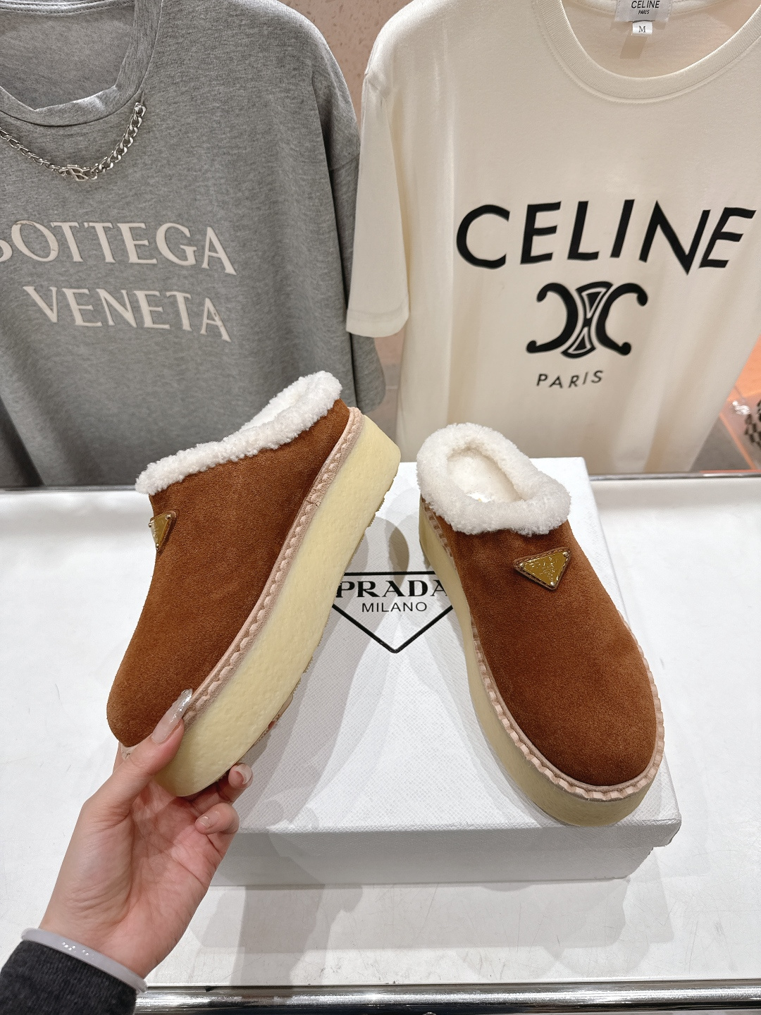 高版本出厂 Prada*普拉达F029 2025ss秋冬新款毛里厚底半包毛毛拖鞋休闲鞋闪亮登场🌟时尚大方