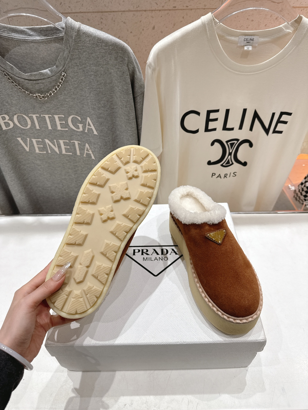 高版本出厂 Prada*普拉达F029 2025ss秋冬新款毛里厚底半包毛毛拖鞋休闲鞋闪亮登场🌟时尚大方