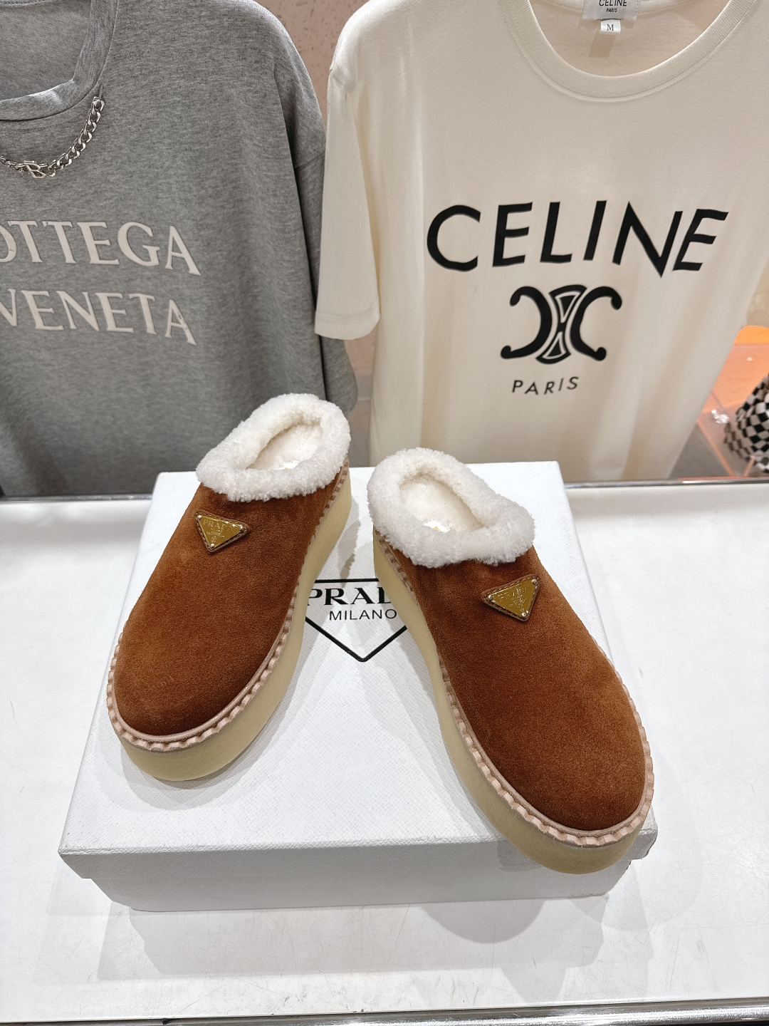 高版本出厂 Prada*普拉达F029 2025ss秋冬新款毛里厚底半包毛毛拖鞋休闲鞋闪亮登场🌟时尚大方