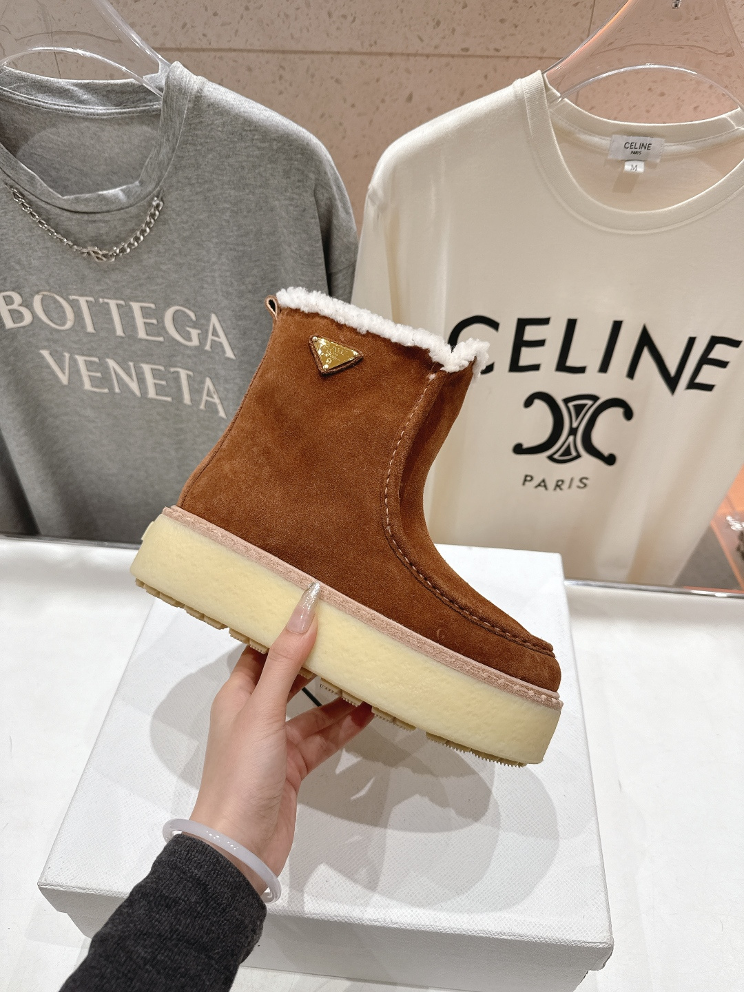 高版本出厂 Prada*普拉达F029 2025ss秋冬新款直筒厚底雪地靴真羊毛短靴🌟时尚大方的设计呈现