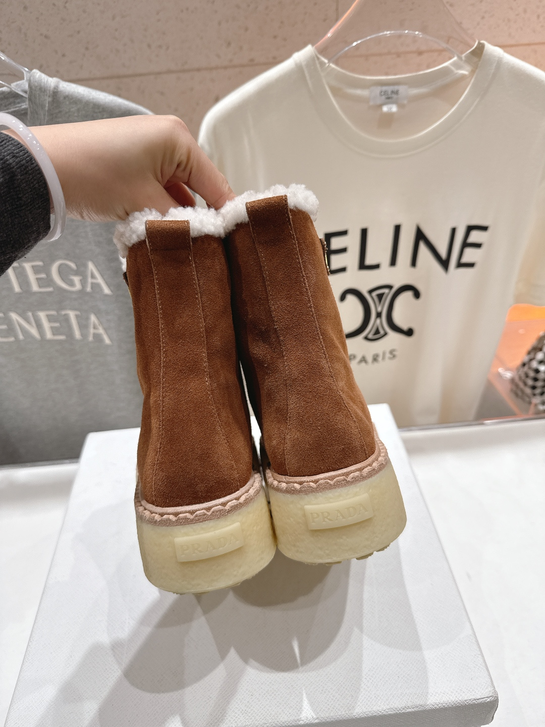 高版本出厂 Prada*普拉达F029 2025ss秋冬新款直筒厚底雪地靴真羊毛短靴🌟时尚大方的设计呈现