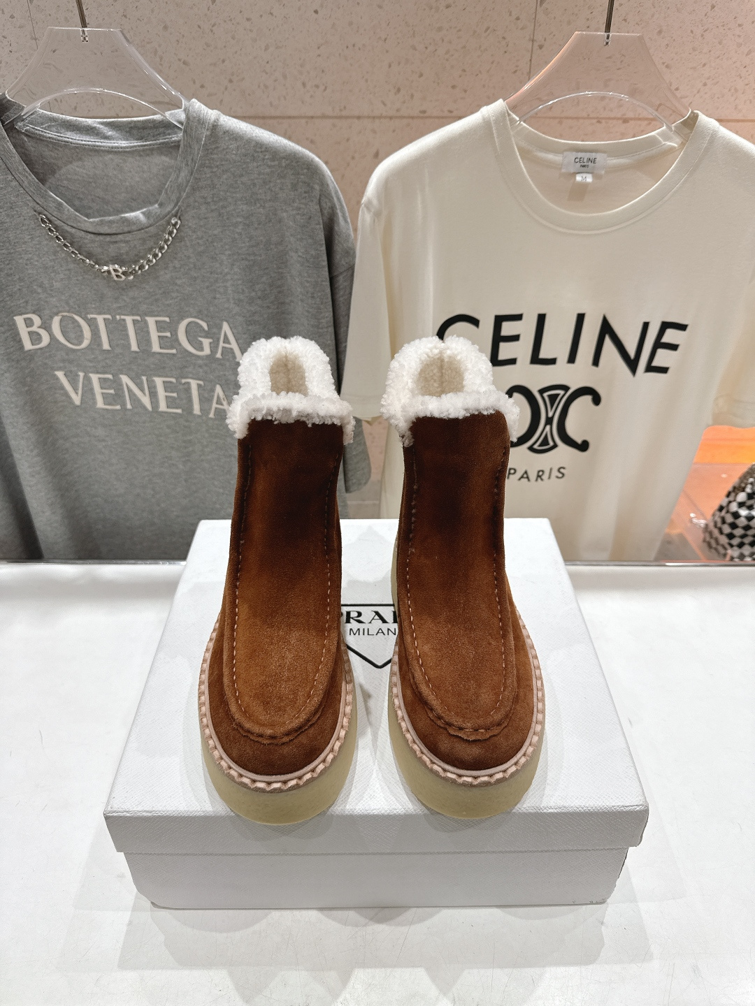 高版本出厂 Prada*普拉达F029 2025ss秋冬新款直筒厚底雪地靴真羊毛短靴🌟时尚大方的设计呈现