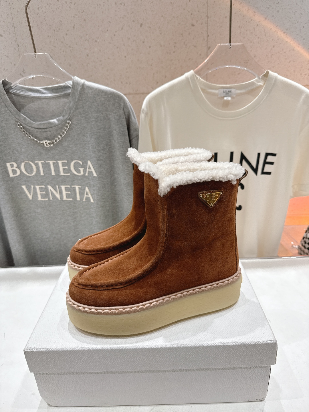 高版本出厂 Prada*普拉达F029 2025ss秋冬新款直筒厚底雪地靴真羊毛短靴🌟时尚大方的设计呈现