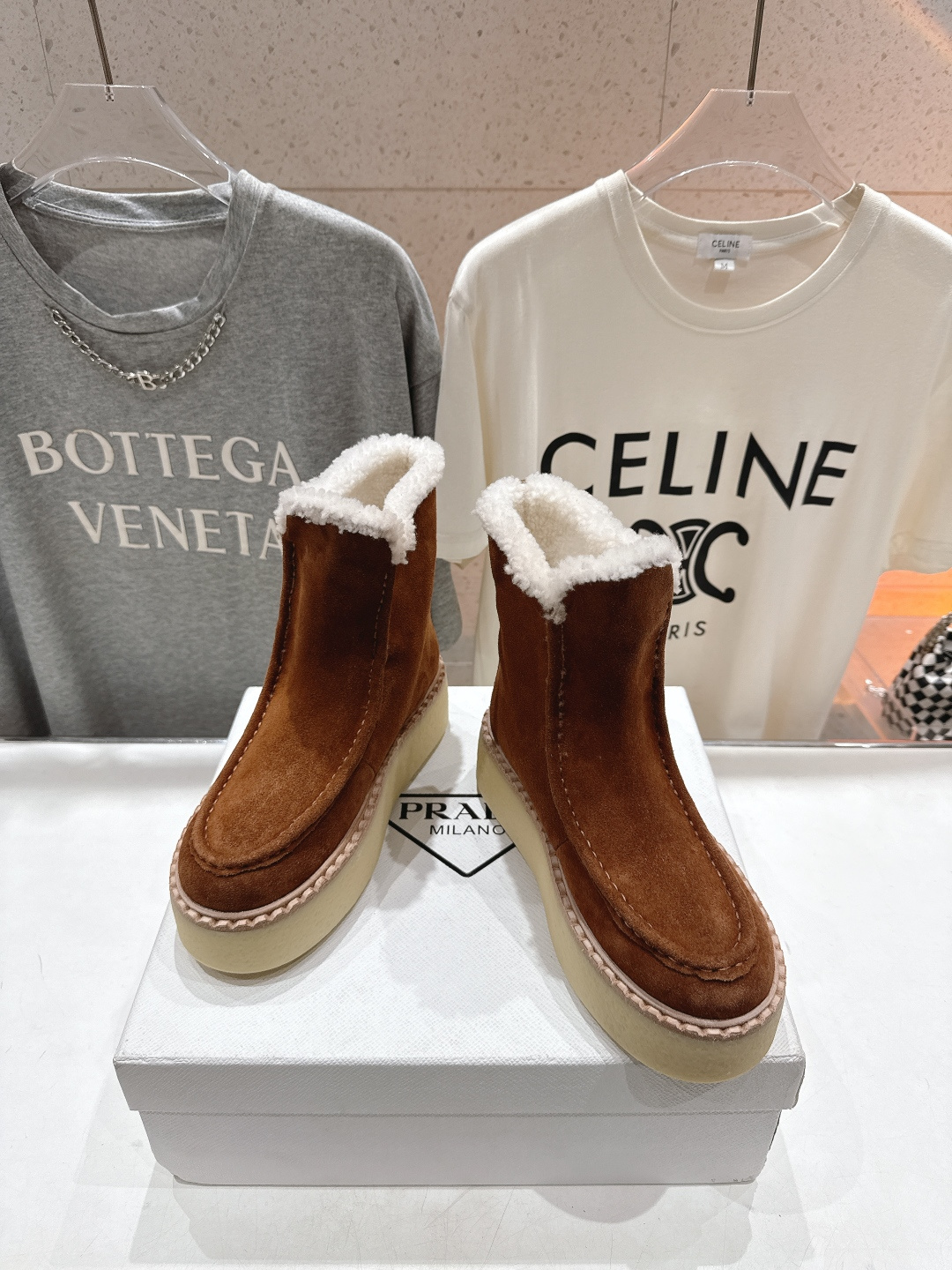 高版本出厂 Prada*普拉达F029 2025ss秋冬新款直筒厚底雪地靴真羊毛短靴🌟时尚大方的设计呈现