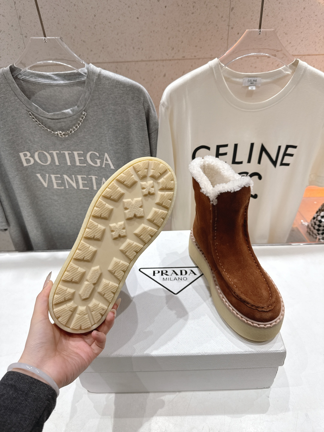 高版本出厂 Prada*普拉达F029 2025ss秋冬新款直筒厚底雪地靴真羊毛短靴🌟时尚大方的设计呈现