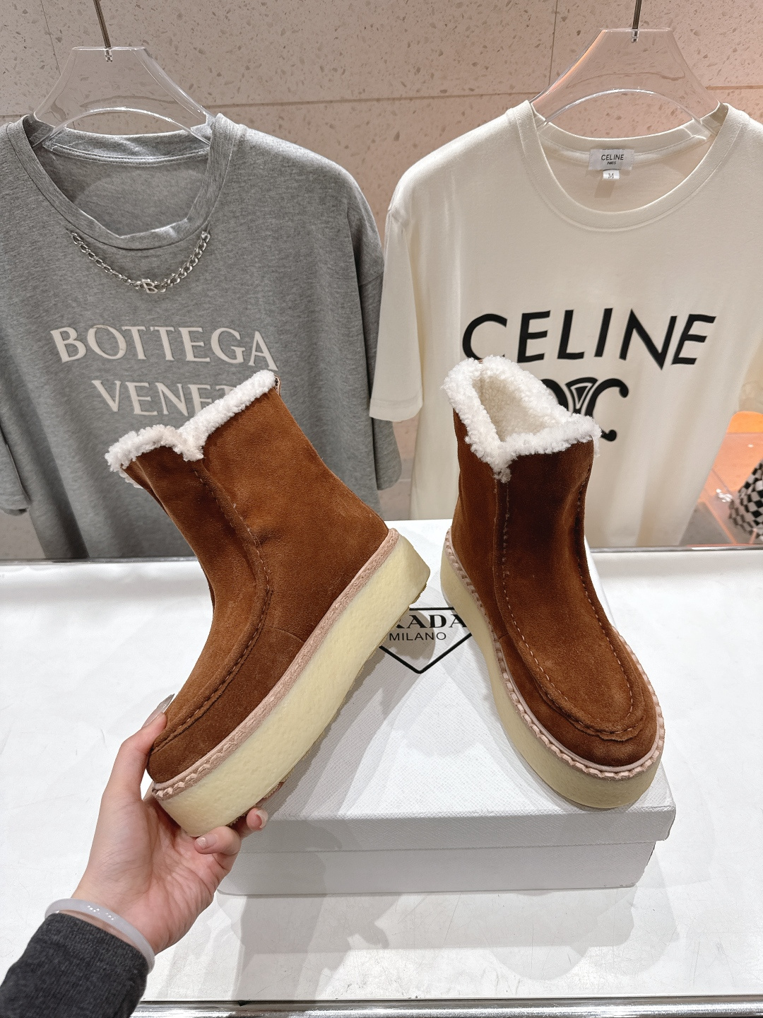 高版本出厂 Prada*普拉达F029 2025ss秋冬新款直筒厚底雪地靴真羊毛短靴🌟时尚大方的设计呈现