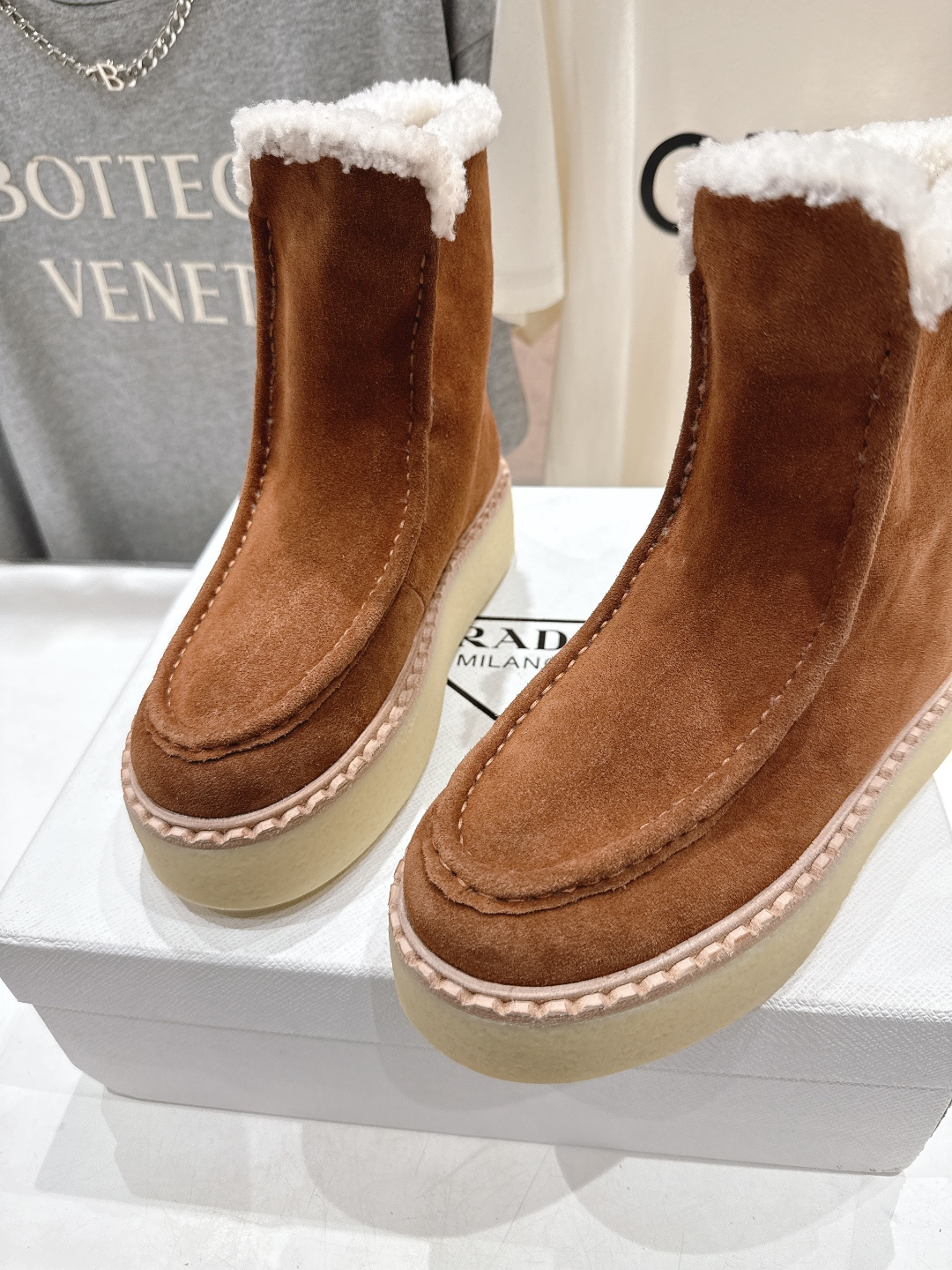 高版本出厂 Prada*普拉达F029 2025ss秋冬新款直筒厚底雪地靴真羊毛短靴🌟时尚大方的设计呈现