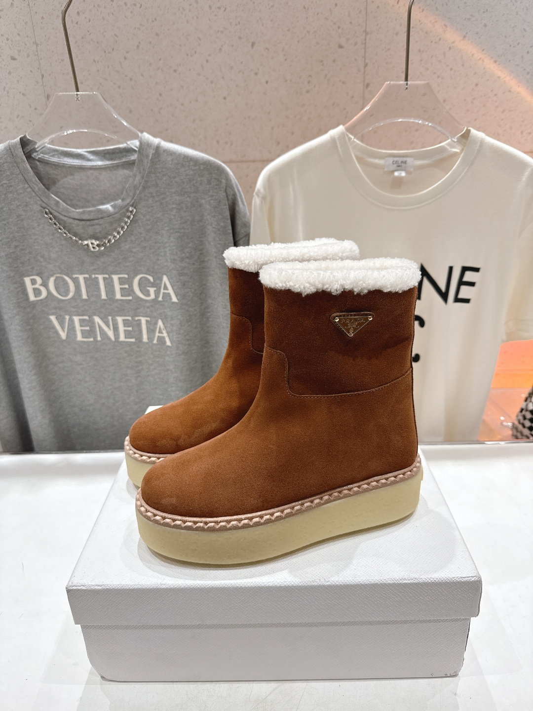 高版本出厂 Prada*普拉达F029 2025ss秋冬新款直筒厚底雪地靴真羊毛短靴🌟时尚大方的设计呈现