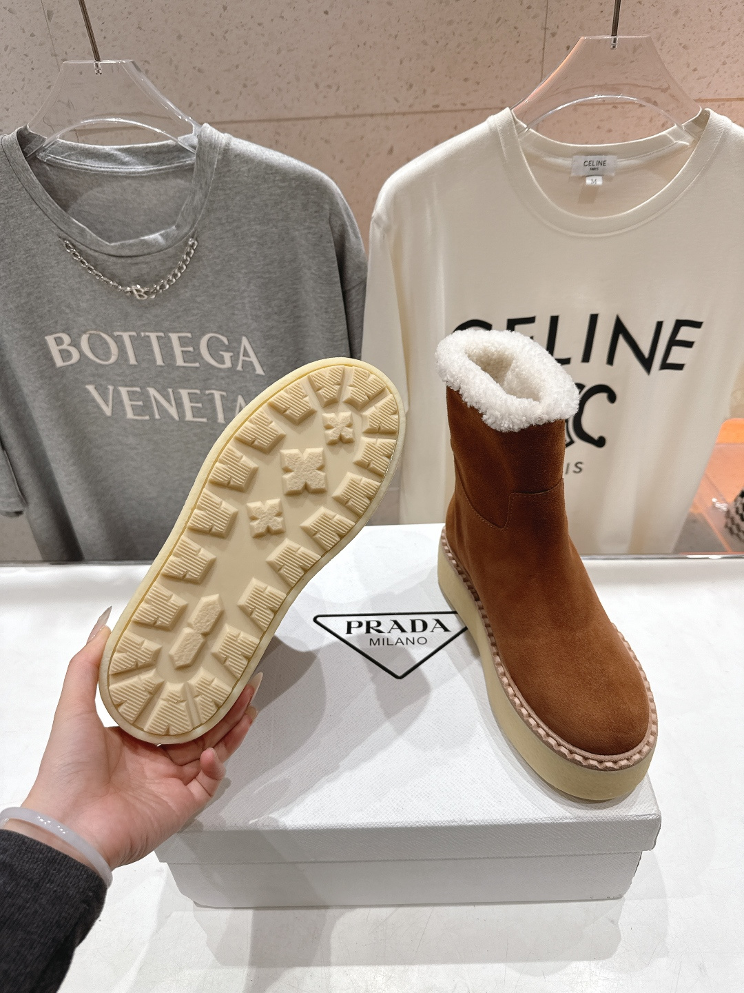 高版本出厂 Prada*普拉达F029 2025ss秋冬新款直筒厚底雪地靴真羊毛短靴🌟时尚大方的设计呈现