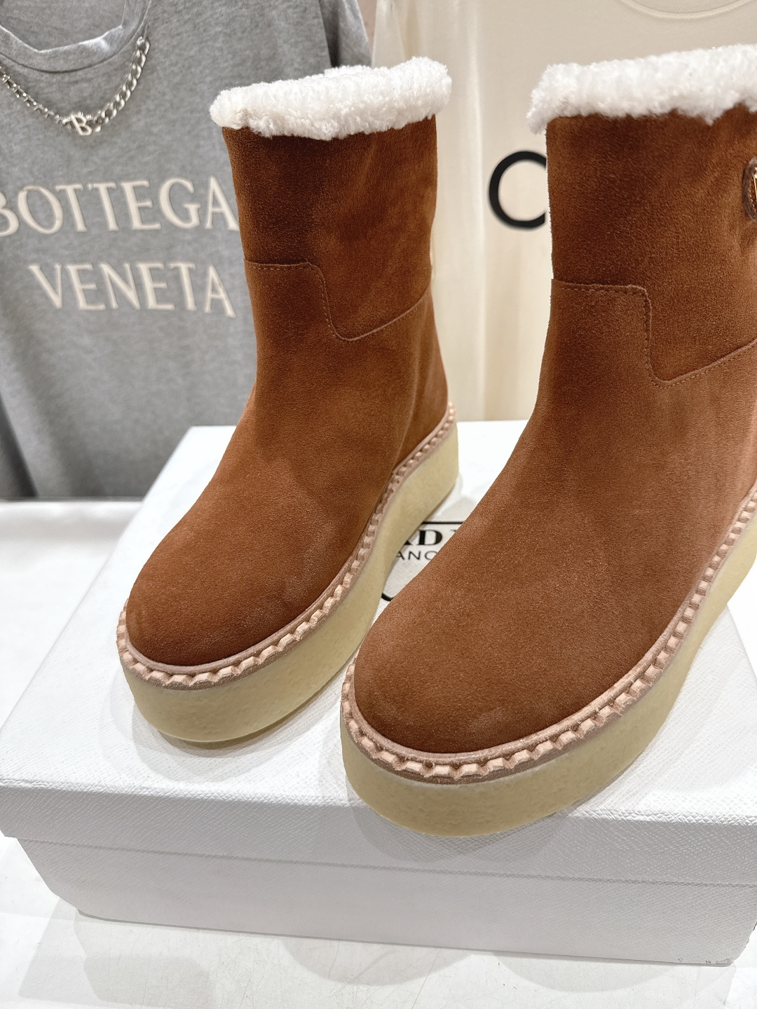 高版本出厂 Prada*普拉达F029 2025ss秋冬新款直筒厚底雪地靴真羊毛短靴🌟时尚大方的设计呈现