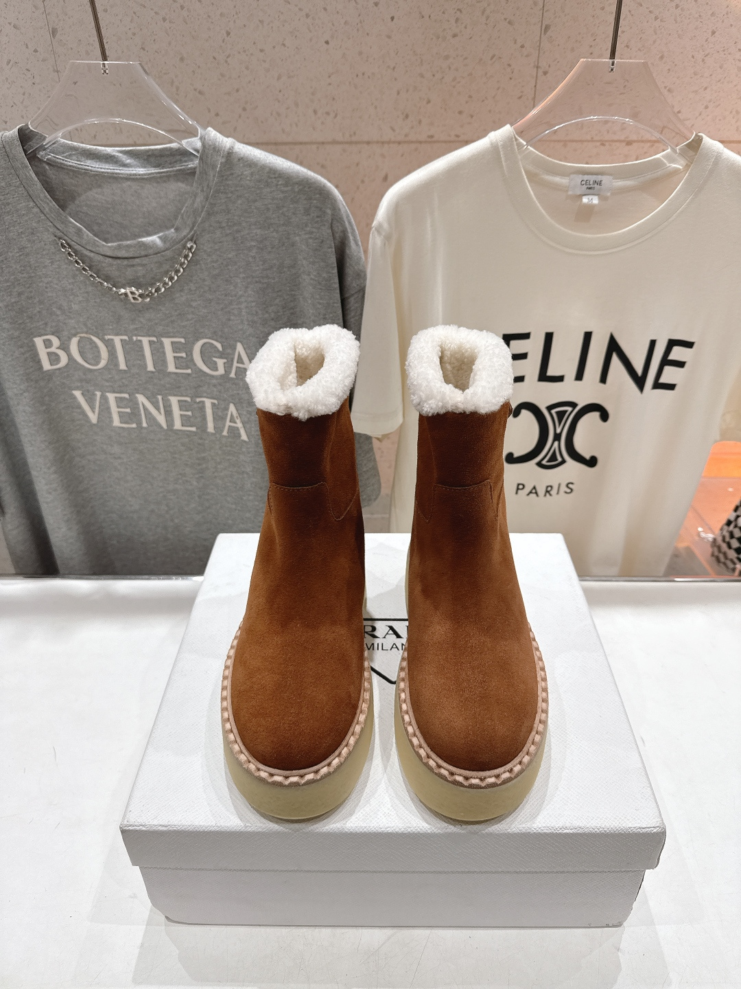 高版本出厂 Prada*普拉达F029 2025ss秋冬新款直筒厚底雪地靴真羊毛短靴🌟时尚大方的设计呈现