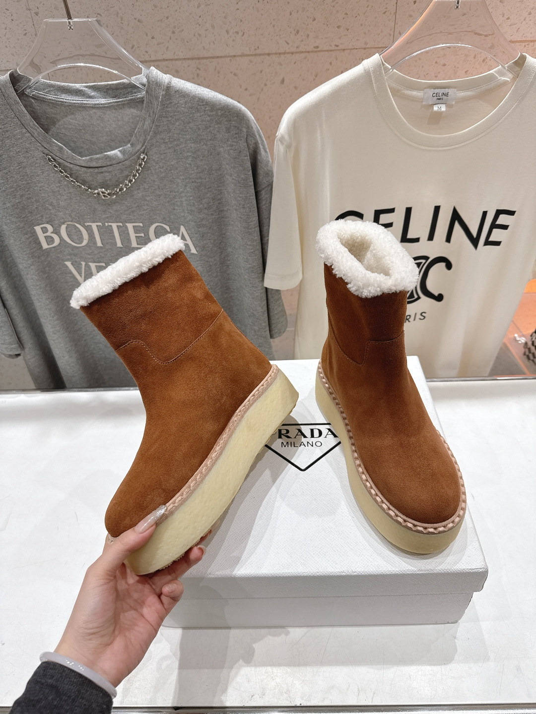 高版本出厂 Prada*普拉达F029 2025ss秋冬新款直筒厚底雪地靴真羊毛短靴🌟时尚大方的设计呈现