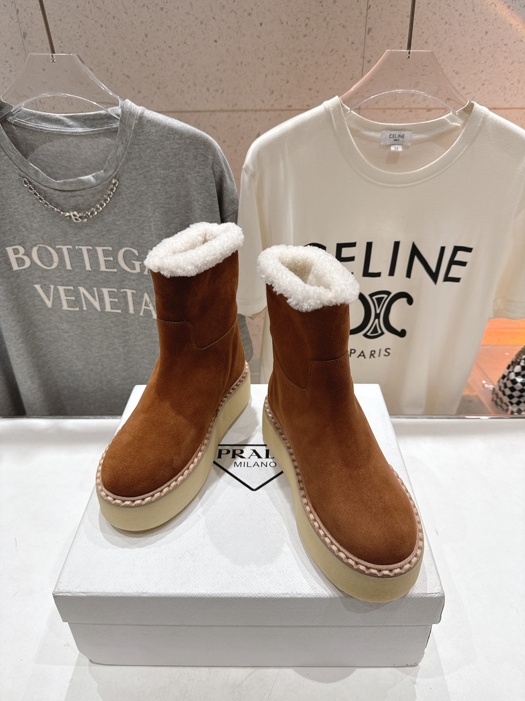 高版本出厂 Prada*普拉达F029 2025ss秋冬新款直筒厚底雪地靴真羊毛短靴🌟时尚大方的设计呈现