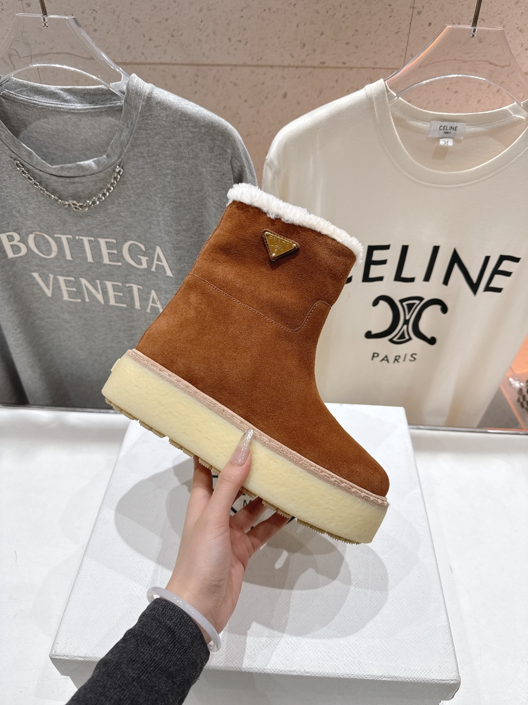 高版本出厂 Prada*普拉达F029 2025ss秋冬新款直筒厚底雪地靴真羊毛短靴🌟时尚大方的设计呈现