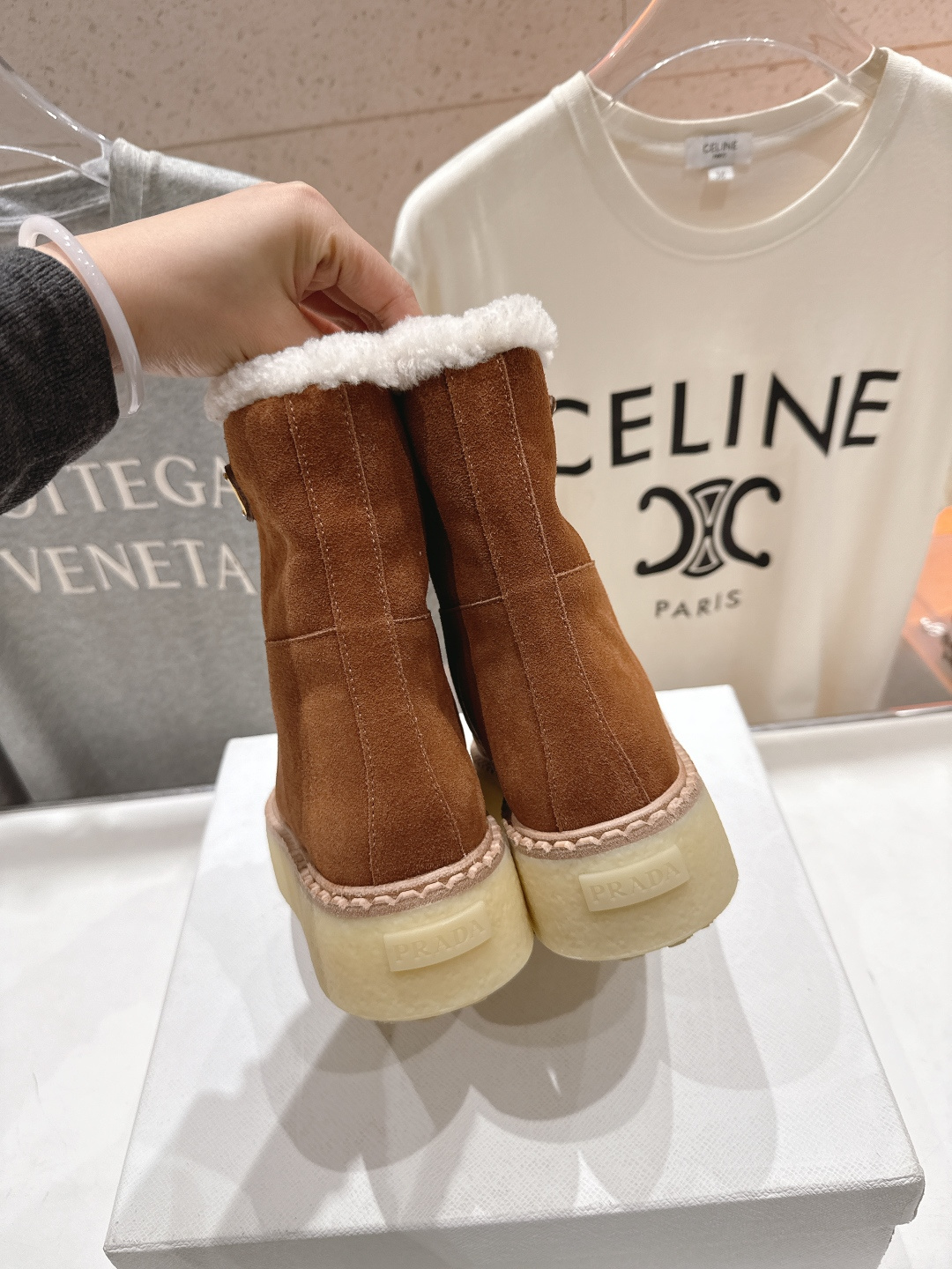 高版本出厂 Prada*普拉达F029 2025ss秋冬新款直筒厚底雪地靴真羊毛短靴🌟时尚大方的设计呈现