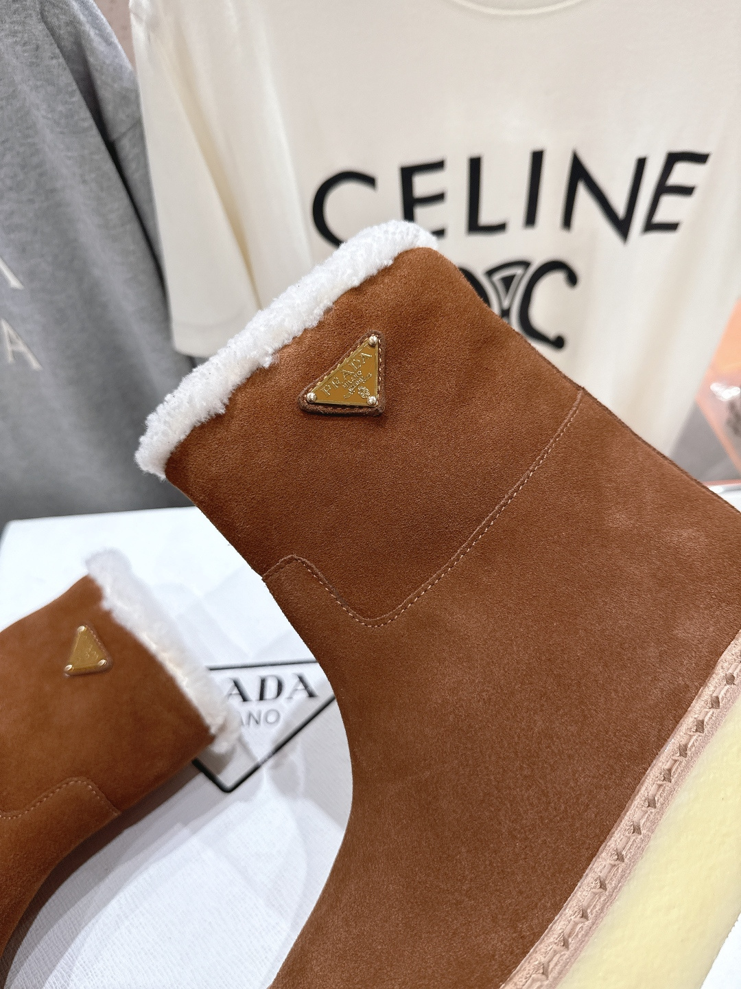 高版本出厂 Prada*普拉达F029 2025ss秋冬新款直筒厚底雪地靴真羊毛短靴🌟时尚大方的设计呈现