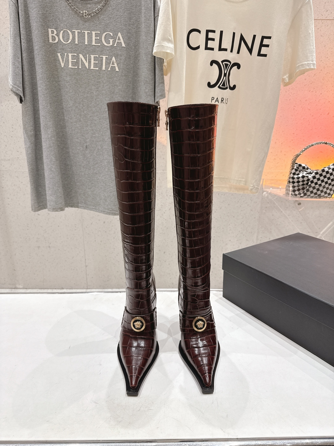 NO:646476,The highest version of Versace*Versace F030~25ss new pointed toe high-heeled boots from the autumn and winter show... (Full-body customized ZP open touch hardware, color) v point-toed high-heeled boots ~ an invincible one ~ I believe every high-heeled girl will be attracted by it. The upper is customized with imported stone grain cowhide, the lining is imported sheepskin, the sole is imported genuine leather outsole, and the heel height is 10cm  Size 35-39 (40.41 custom-made, non-returnable) (full set of packaging), boots, versace, versace, boots, cowhide, sheepskin, Leather soles19860909最高版本 Versace*范思哲F030～25ss秋冬秀场新款尖头高跟长靴…（全身定制ZP开摸五金、颜色） v家尖头高跟长靴～无敌的一款～～相信每个高跟女孩都会为之心动 鞋面定制进口石头纹牛皮 内里进口绵羊皮 鞋底进口真皮大底 跟高10cm 码数35-39（40.41订做不退换）（全套包装）,靴子,versace,versace,boots,cowhide,sheepskin,Leather soles,Women's Shoes