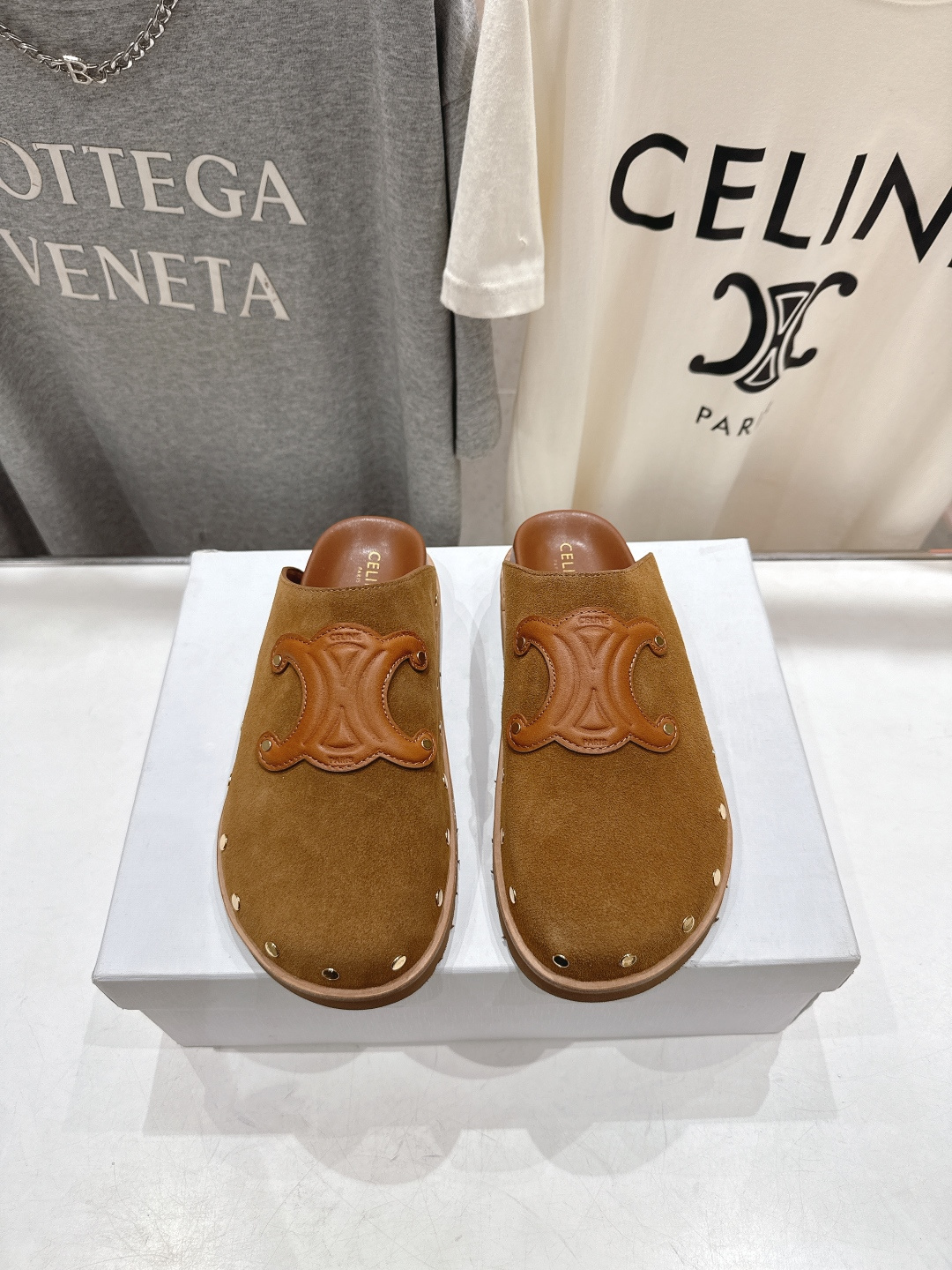 NO:646454,High version Celine* Celine F035 2026ss new spring and summer Birkenstock retro half-pack slippers, full of high-end sense. Internet celebrity ins planting tool, very retro style, full of aura, design style is very novel, high-end and very comfortable. The original one-to-one customization embossed Celine logo highlights the brand charm, the cowhide fabric is super soft and comfortable. The fabric is high mercerized cow suede. The lining is mixed sheepskin lining. The outsole is wear-resistant velvet + non-slip rubber outsole.  Size 35-39 (40.41 customized), semi-trailer, celine, slippers, cowhide, sheepskin19860909高版本 Celine*塞琳F035 2026ss春夏新款勃肯复古半包拖鞋,高级感十足 网红ins种草神器、非常复古风、气场十足单品、设计风格非常新颖、高档且非常舒适.原版一比一定制 压印Celine标志彰显品牌魅力,牛皮面料超级柔软舒适度很好 面料高丝光牛反绒 内里混种羊皮内里 大底耐磨绒+防滑橡胶大底 码数35-39（40.41订做）,半拖,celine,slippers,cowhide,sheepskin,Women's Shoes