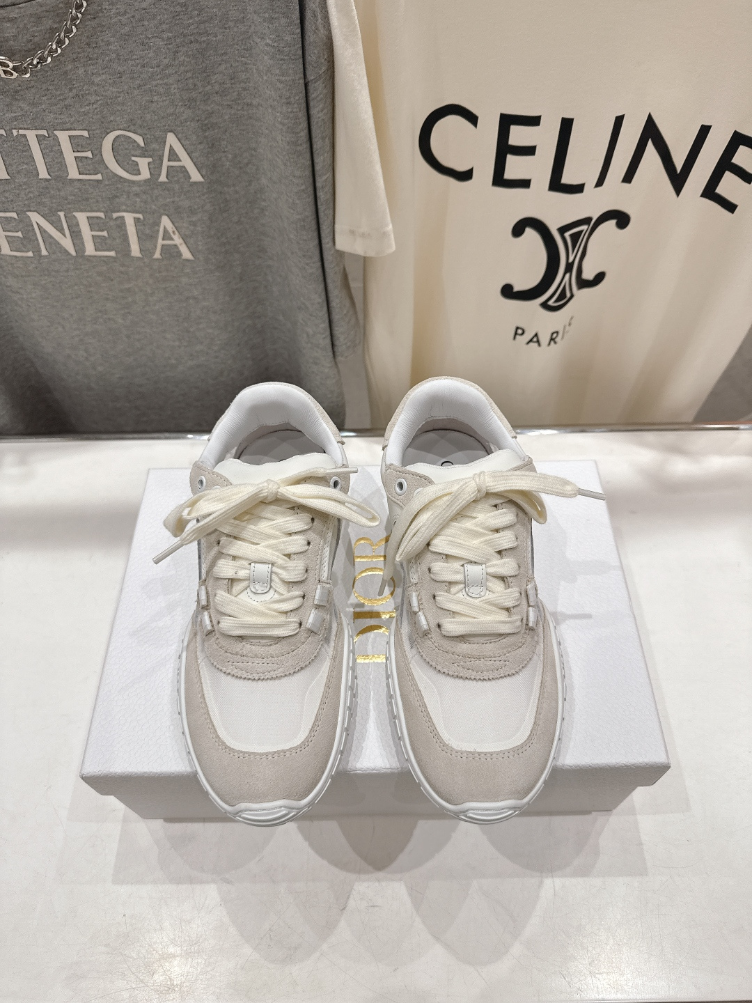 NO:646425,High version couple model Dior Dior D home F019 2026ss lace new college style fashionable casual shoes moral training shoes sports shoes. The original version is purchased, developed and manufactured, and carefully made. The splicing design of the upper is super fashionable, and the details also add a touch of elegance. The light sole is comfortable and extraordinary, highlighting the charm of sports style. It can add fashionable temperament to all kinds of casual looks. Fabric: Original customized first-layer cowhide Inner: Imported soft cowhide lining Outsole:  Original exclusive molded outsole Size: 35-46 (40 for women and 45.46 for men, custom-made and non-returnable), casual shoes/sports shoes, dior, dior, dior, sneakers, cowhide19860909高版本 情侣款  Dior 迪奥D家F019 2026ss系带新款学院风时尚休闲鞋德训鞋运动鞋 原版购入开发做货,精心制作.鞋面拼接设计风格搭配超级时尚,细节也增添一丝优雅气质.轻盈的鞋底舒适非凡,彰显运动风格的魅力.可为各式休闲造型增添时尚气质. 面料: 原版定制头层牛皮 内里: 进口柔软牛皮里 大底: 原版独家开模大底 Size: 35-46（女40.男45.46订做不退换）,休闲鞋/运动鞋,dior,dior,dior,sneakers,cowhide,Women's Shoes