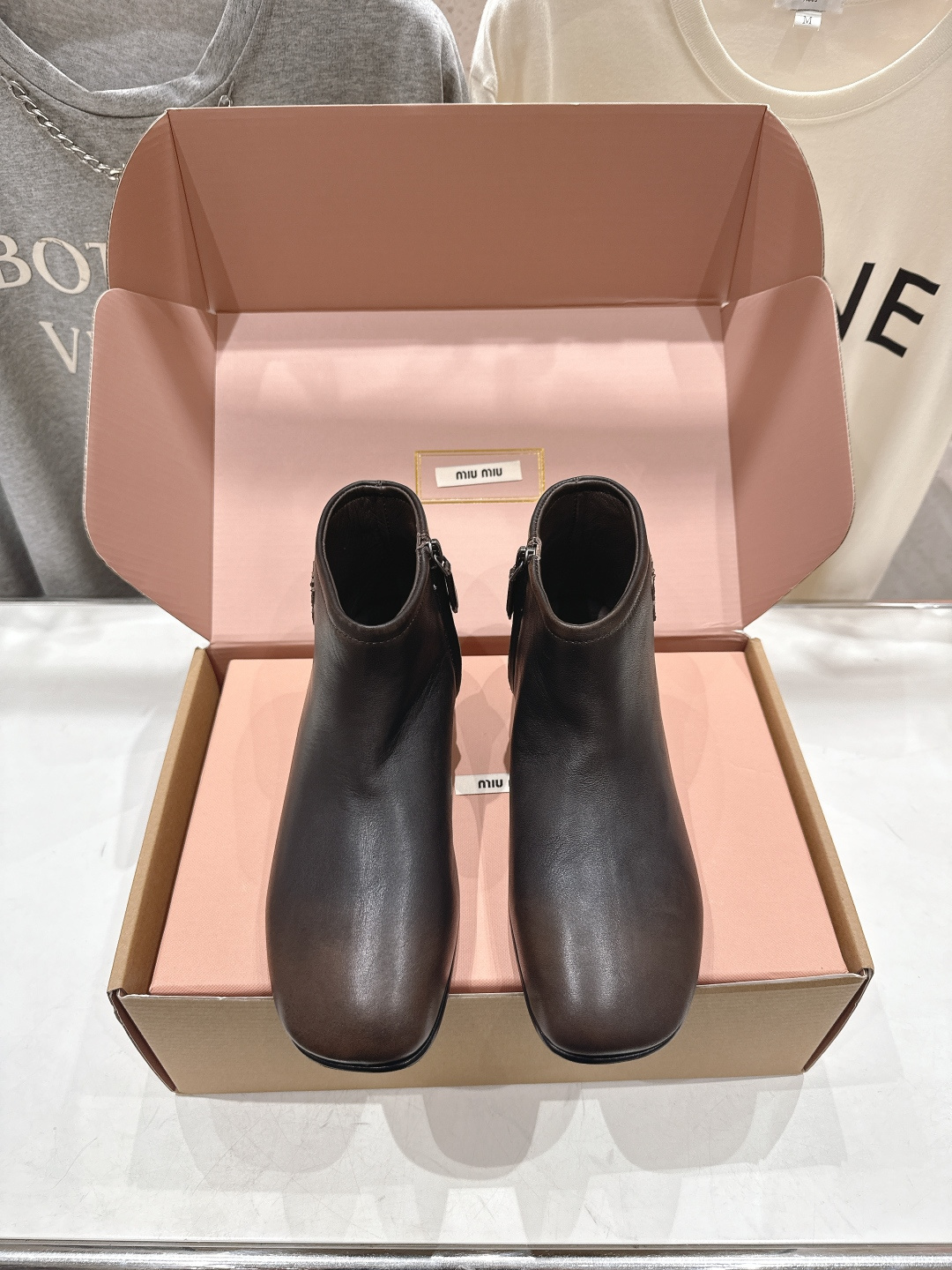 高版本出厂 MiuMiu*缪缪F028 2025ss秋冬新款平底短靴🍀🍀今年官网主推的爆款 这款上脚也是