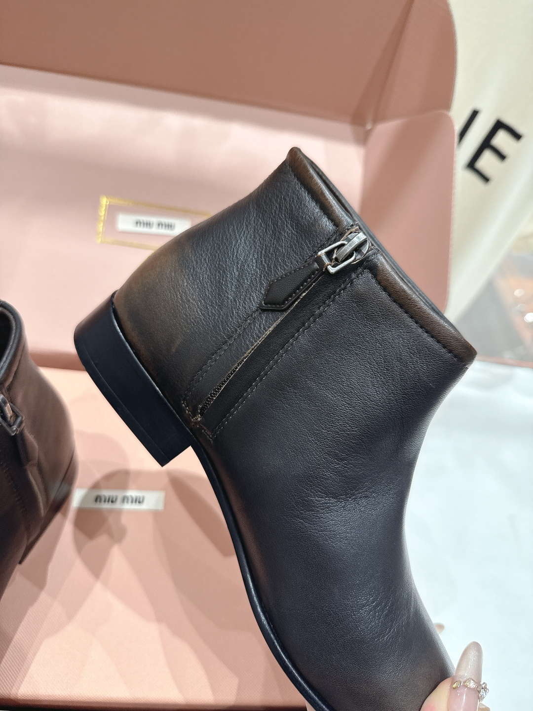 高版本出厂 MiuMiu*缪缪F028 2025ss秋冬新款平底短靴🍀🍀今年官网主推的爆款 这款上脚也是