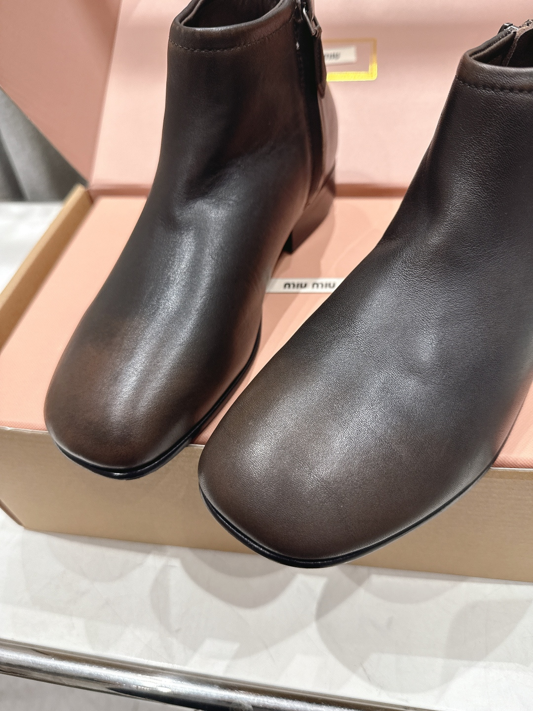 高版本出厂 MiuMiu*缪缪F028 2025ss秋冬新款平底短靴🍀🍀今年官网主推的爆款 这款上脚也是