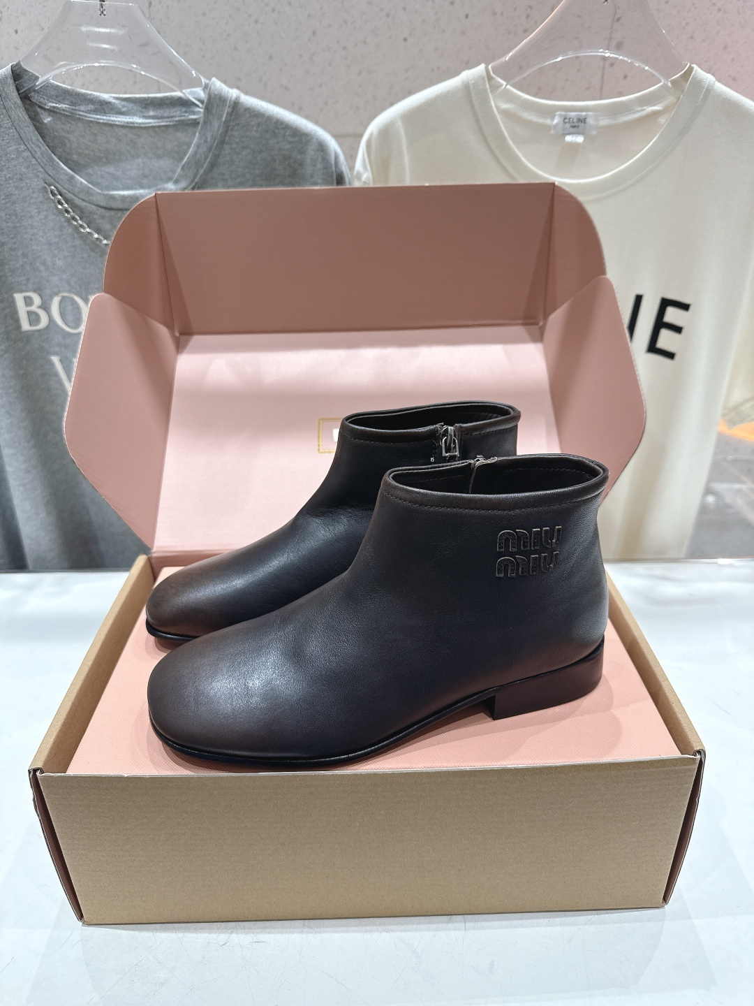 高版本出厂 MiuMiu*缪缪F028 2025ss秋冬新款平底短靴🍀🍀今年官网主推的爆款 这款上脚也是