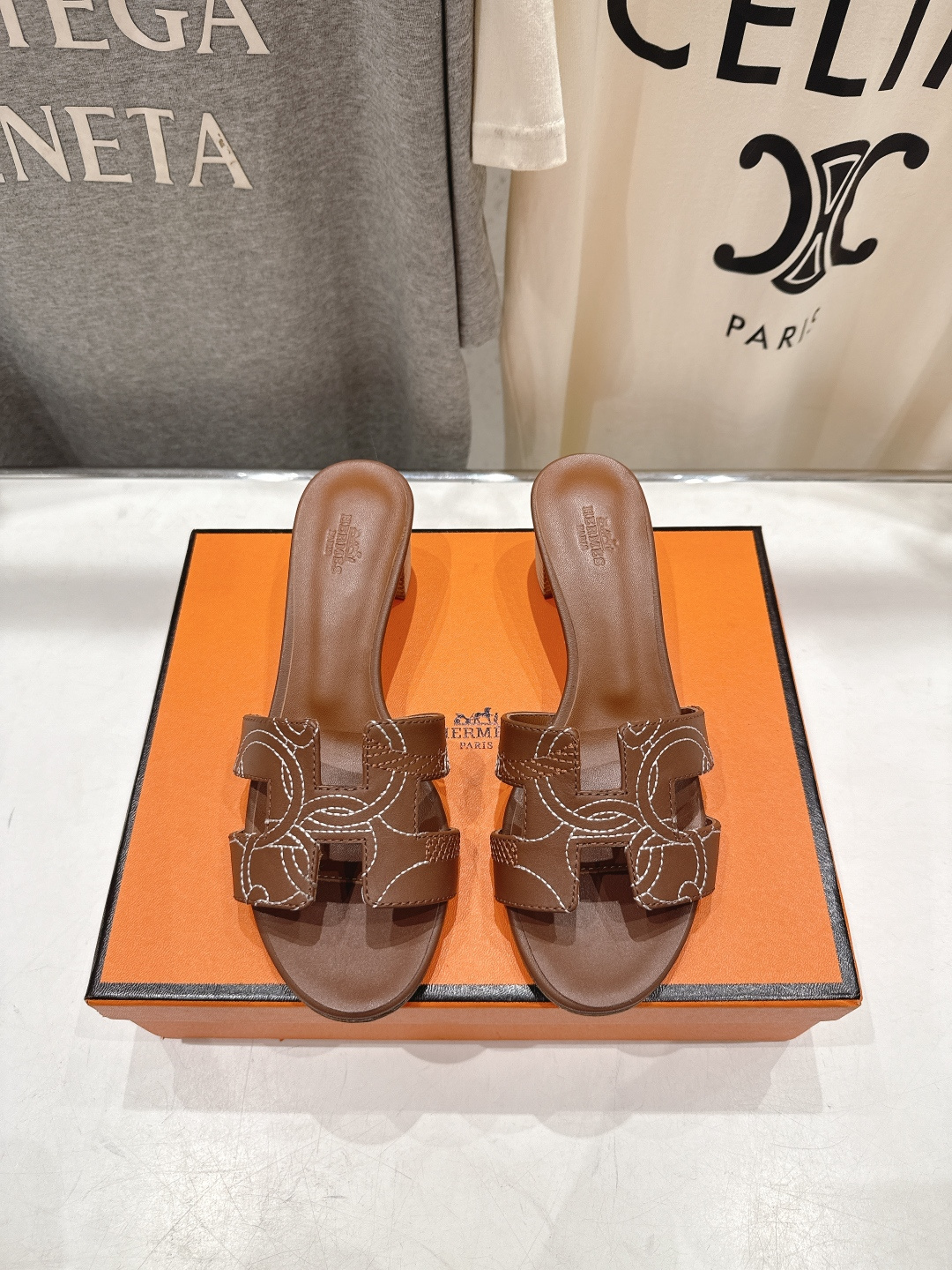 NO:646431,High-heeled HERMES* Hermès H 2026ss latest summer upgraded version of the classic high-heeled H slippers, a must-have artifact for vacation and travel #Classic high-end shoe series created by Hermès chief designer Pierre Hardy ## Purchase genuine 1:1 dismantled replica according to the original imported custom fabrics. All colors have been adjusted N times to achieve perfection. The upper is made of imported Italian first-layer cowhide. The lining is made of Australian imported sheepskin. The outsole is consistent with the original version. The Italian imported A-grade leather sole  Heel height 4.5cm, size 35-40 (40.41.42 can be customized and non-returnable), slippers, hermes, hermes, slippers, cowhide, sheepskin19860909高版本 高跟  HERMES*爱马仕H家2026ss最新夏季升级版经典高跟H拖鞋 度假旅游必备神器#由爱马仕首席设计师PierreHardy亲自打造经典高端鞋履系列## 购入正品1:1拆解复刻按原版进口定制面料所有颜色均调试过N遍力求做到极致 鞋面采用进口意大利头层牛皮 内里采用澳洲进口羊皮 大底与原版一致意大利进口A级真皮底 跟高4.5cm size35-40（40.41.42可定做不退换）,拖鞋,hermes,hermes,slippers,cowhide,sheepskin,Women's Shoes