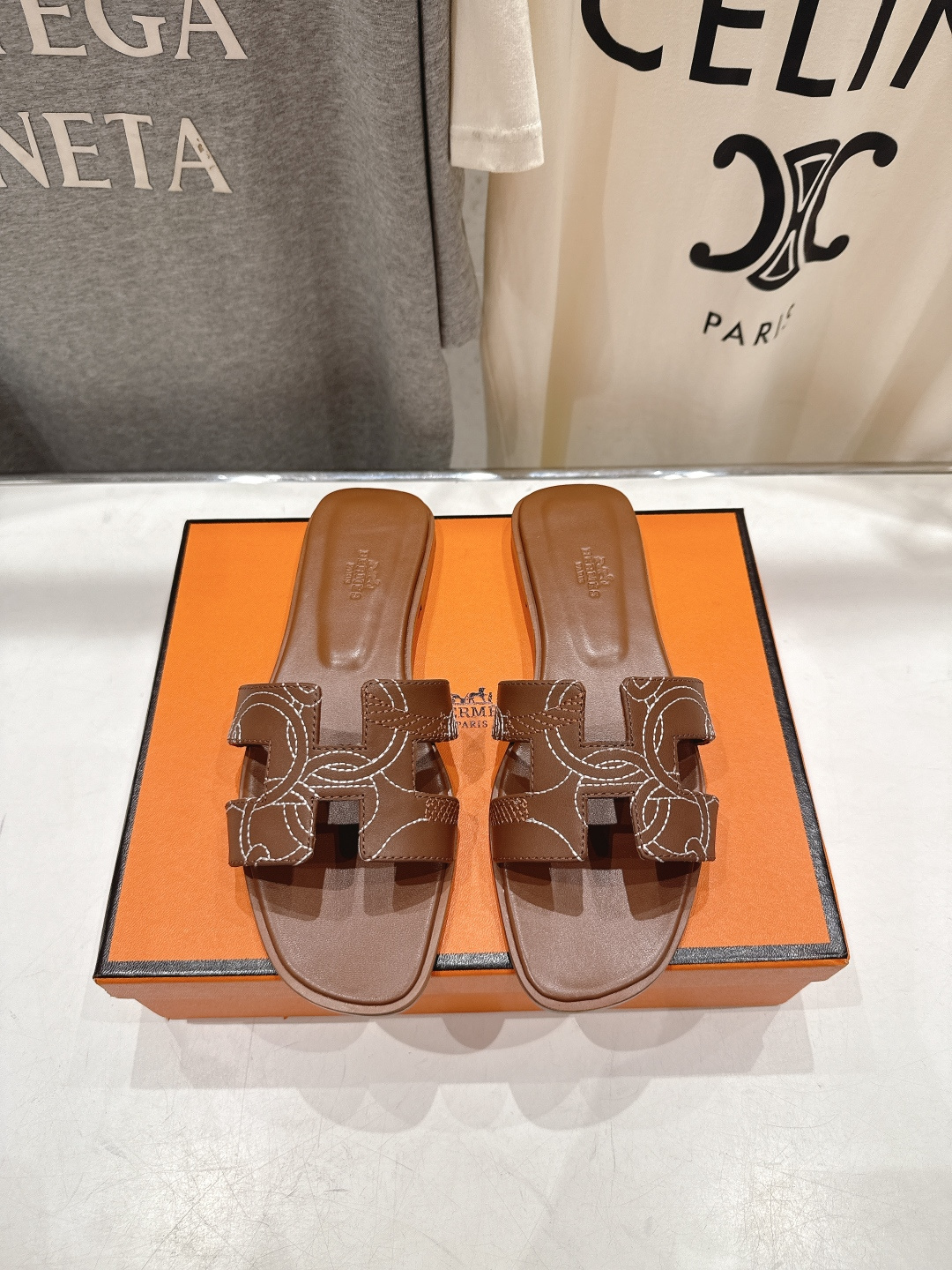 NO:646437,High version HERMES*Hermès H Home 2026ss latest summer upgraded version of the classic flat H slippers, a must-have artifact for vacation and travel #Classic high-end shoe series created by Hermès chief designer Pierre Hardy ## Purchase the authentic 1:1 dismantled replica according to the original imported custom fabrics. All colors have been adjusted N times to strive for perfection. The upper is made of imported Italian first-layer cowhide. The lining is made of Australian imported sheepskin. The outsole is consistent with the original version. The Italian imported A-grade leather sole  size35-40 (40.41.42 can be customized and non-returnable), slippers, hermes, hermes, slippers, cowhide, sheepskin19860909高版本  HERMES*爱马仕H家2026ss最新夏季升级版经典平底H拖鞋 度假旅游必备神器#由爱马仕首席设计师PierreHardy亲自打造经典高端鞋履系列## 购入正品1:1拆解复刻按原版进口定制面料所有颜色均调试过N遍力求做到极致 鞋面采用进口意大利头层牛皮 内里采用澳洲进口羊皮 大底与原版一致意大利进口A级真皮底 size35-40（40.41.42可定做不退换）,拖鞋,hermes,hermes,slippers,cowhide,sheepskin,Women's Shoes