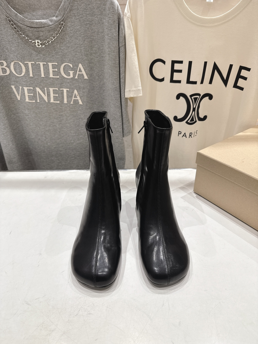 NO:646448,High version of LEMAIRE niche trendy brand F026 2025ss new thick heel side zipper short boots for autumn and winter. They are made of fine leather material, with a soft texture and natural luster. The toe is a simple square toe design, with clean lines and a modern feel. The boot shaft is a short version that fits the ankle, visually slim and neat. The zipper is equipped on the side, making it easy to put on and take off while maintaining the overall minimalist style.  Paired with thick heel shoes, the height is moderate, taking into account both comfort and style. The color scheme is mainly low-saturated neutral tones, suitable for a variety of wearing styles. The overall design is minimalist and restrained, showing a low-key French elegant texture. Imported calfskin upper, sheepskin lining, Italian genuine leather outsole, heel height 6cm, size 35-39 (customized in 40), boots, boots, cowhide, sheepskin, Leather soles19860909高版本 LEMAIRE小众潮牌F026 2025ss秋冬新款粗跟侧拉链短靴 采用细腻皮革材质,质感柔软且带有自然光泽.鞋头为简约方头设计,线条利落兼具现代感.靴筒为贴合脚踝的短款版型,视觉上显瘦利落.侧边配置拉链,穿脱方便且保持整体极简风格. 搭配粗跟鞋型,高度适中,兼顾舒适与造型感.配色以低饱和中性色调为主,适配多种穿搭风格.整体设计极简克制,呈现低调的法式优雅质感. 鞋面进口小牛皮 内里垫脚羊皮 大底意大利真皮大底 跟高6cm 码数35-39（40定做）,靴子,boots,cowhide,sheepskin,Leather soles,Women's Shoes