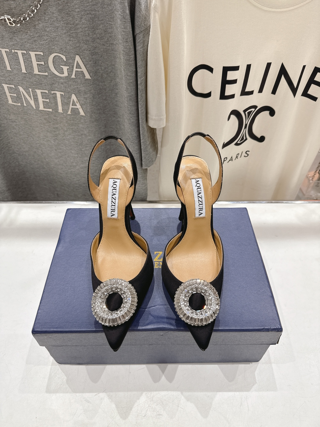 NO:646419,High version AQUAZZURA～Pineapple 26ss/Spring and summer new rhinestone high heels, fashion shoes, single shoes and sandals [top version in the market] Big hot water diamonds. The feeling of gossiping girl instantly when you step on it. The upper feet are super elegant. It is both simple and fashionable. It is too flashy and beautiful. The beauty reaches a new height. All the big IG bloggers are wearing it!  Unique and fashionable (developed by ZP, custom-made with the right fabrics and super flashy new upgraded 5A grade diamonds). The upper is imported silk with 5A grade diamond buckles. The lining is customized with imported sheepskin. The sole is imported genuine leather. The heel height is 10cm. Sizes 35-39 (34 40 41 42 are customized and non-refundable). High heels sandals, sandals, high heels, sheepskin, real silk, Leather soles19860909高版本 AQUAZZURA～菠萝26ss/春夏全新水钻高跟鞋时装鞋单鞋凉鞋【市场顶级版本】 大热水钻 蹬上瞬间gossip girl的感觉 上脚超级有气质 既简洁又时髦 太闪太美啦 美出新高度 各路IG大博主都纷纷上脚！独特得来又时髦（ZP开发 订制正确面料、搭配超闪全新升级5A级奥钻） 鞋面进口真丝面配5A级奥钻钻扣 内里定制进口绵羊皮 鞋底进口真皮大底 跟高10cm 尺码35-39（34 40 41 42订做不退换）,高跟鞋凉鞋,sandals,high heels,sheepskin,real silk,Leather soles,Women's Shoes