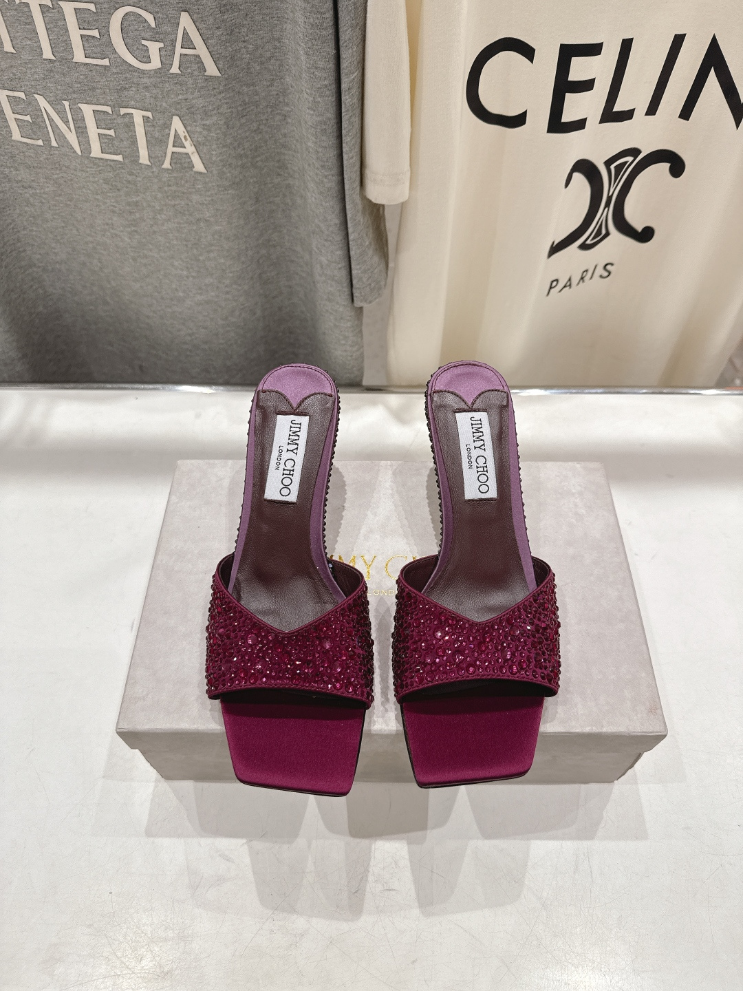 NO:646469,High version JIMMY CHOO*｜JC/Jimmy Zhou 2026ss spring and summer new simple hot-drilled high-heeled shoes and slippers. Original last, perfect lines, simple and elegant, showing temperament on the feet. Thick heels are comfortable and versatile. It can also lengthen the legs, make the legs taller, slimmer and longer. JC is the best at girls, sweet, and adds seductive sexiness. Imported silk hot-drilled fabric, imported crystal sheepskin lining, Italian genuine leather outsole, heel height 7.0cm  Size 35-39 (40.41.42 custom-made, non-returnable), high heels and slippers, jimmy choo, jimmy choo, high heels, slippers, sheepskin, real silk, Leather soles19860909高版本  JIMMY CHOO*｜JC/吉米周2026ss春夏新款简约烫钻高跟鞋拖鞋 原版套楦,完美的线条,简约大气上脚显气质粗跟舒适百搭,还能拉长双腿显高显瘦显腿长,JC最擅长的女生甜美,更是添加了诱惑的性感 面料进口真丝烫钻 内里进口水晶羊皮 鞋底意大利真皮大底 跟高7.0cm 尺码35-39（40.41.42订做不退换）,高跟鞋拖鞋,jimmy choo,jimmy choo,high heels,slippers,sheepskin,real silk,Leather soles,Women's Shoes