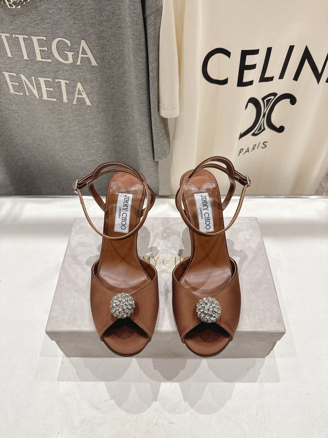 NO:646455,High version JIMMY CHOO*｜JC/Jimmy Zhou 2026ss new summer pearl high-heeled sandals. Original last, perfect lines, simple and elegant, showing temperament on the feet. Thick heels are comfortable and versatile. It can also lengthen the legs, make the legs taller, slimmer and longer. JC is the best at girls, sweet, and adds seductive sexiness. The original material is imported silk, the lining is imported crystal sheepskin, and the sole is Italian leather outsole.  Three heel heights are available: 6.5cm/8.5cm/10cm. Sizes 34-39 (34 40 41 42 are custom-made and non-refundable), high heels and sandals, jimmy choo, jimmy choo, sandals, high heels, sheepskin, real silk, Leather soles19860909高版本  JIMMY CHOO*｜JC/吉米周2026ss夏季新款珍珠高跟鞋凉鞋 原版套楦,完美的线条,简约大气上脚显气质粗跟舒适百搭,还能拉长双腿显高显瘦显腿长,JC最擅长的女生甜美,更是添加了诱惑的性感 面料原版一致进口真丝 内里进口水晶羊皮 鞋底意大利真皮大底 跟高6.5cm/8.5cm/10cm三种跟高可选 尺码34-39（34 40 41 42 订做不退换）,高跟鞋凉鞋,jimmy choo,jimmy choo,sandals,high heels,sheepskin,real silk,Leather soles,Women's Shoes