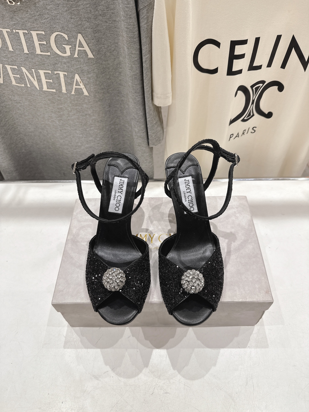 NO:646449,High version JIMMY CHOO*｜JC/Jimmy Zhou 2026ss summer new pearl high-heeled shoes sandals. Original last, perfect lines, simple and elegant, thick heels that show temperament on the feet, comfortable and versatile, and can also elongate the legs to make them taller, slimmer and longer. JC is the best at girls, sweet, and adds seductive sexiness. The fabric is the same as the original imported silk Grete. The lining is imported crystal sheepskin. The sole is Italian leather outsole.  Three heel heights are available: 6.5cm/8.5cm/10cm. Sizes 34-39 (34 40 41 42 are custom-made and non-refundable), high heels and sandals, jimmy choo, jimmy choo, sandals, high heels, sheepskin, real silk, Leather soles19860909高版本  JIMMY CHOO*｜JC/吉米周2026ss夏季新款珍珠高跟鞋凉鞋 原版套楦,完美的线条,简约大气上脚显气质粗跟舒适百搭,还能拉长双腿显高显瘦显腿长,JC最擅长的女生甜美,更是添加了诱惑的性感 面料原版一致进口真丝格力特 内里进口水晶羊皮 鞋底意大利真皮大底 跟高6.5cm/8.5cm/10cm三种跟高可选 尺码34-39（34 40 41 42 订做不退换）,高跟鞋凉鞋,jimmy choo,jimmy choo,sandals,high heels,sheepskin,real silk,Leather soles,Women's Shoes