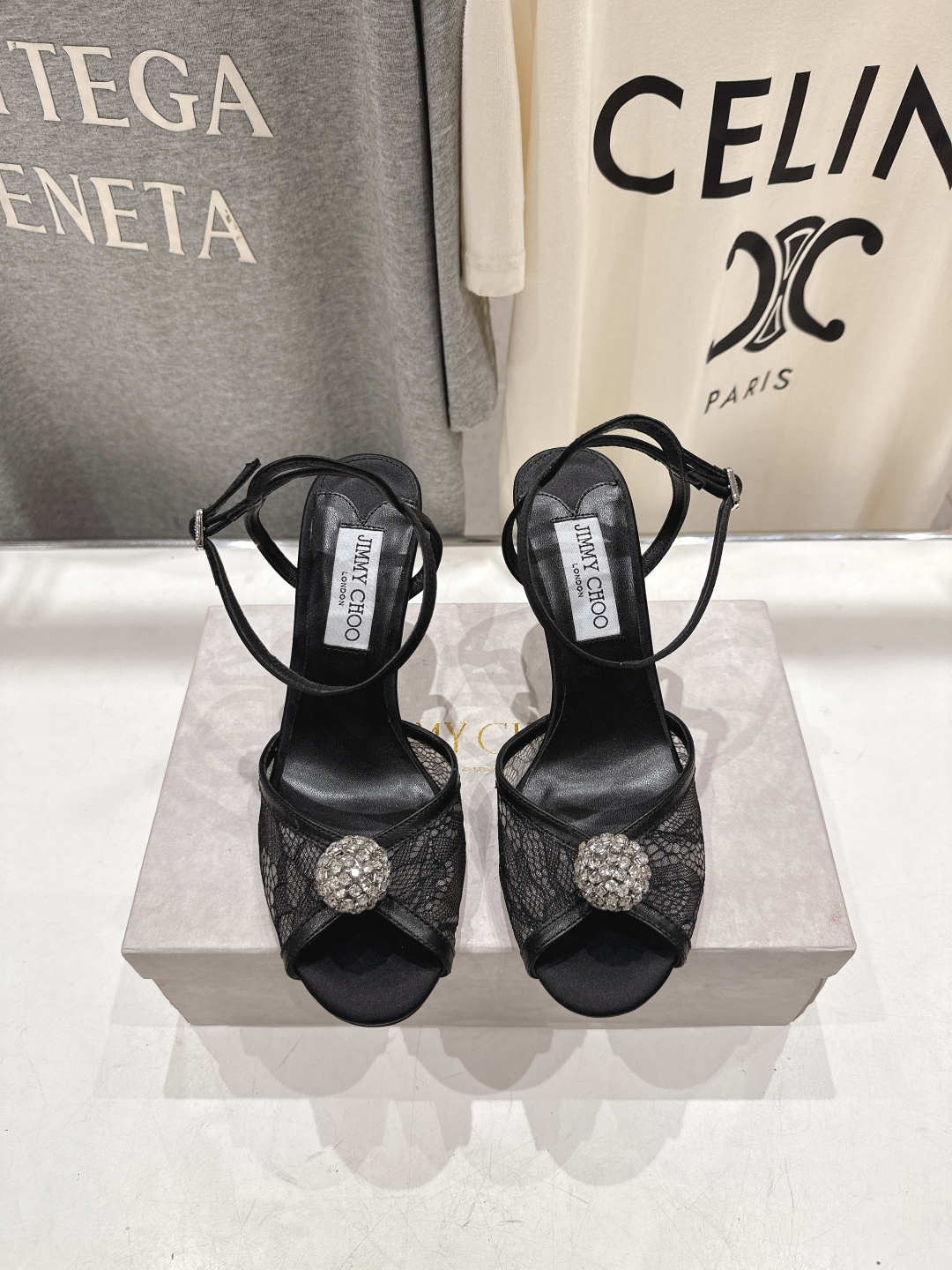 NO:646460,High version JIMMY CHOO*｜JC/Jimmy Zhou 2026ss new summer pearl high-heeled shoes sandals. Original last, perfect lines, simple and elegant, showing temperament on the feet. Thick heels are comfortable and versatile. It can also lengthen the legs, make the legs taller, slimmer and longer. JC is the best at girls, sweet, and adds seductive sexiness. The fabric is the same as the original imported silk mesh. The lining is imported crystal sheepskin. The sole is Italian leather outsole.  Three heel heights are available: 6.5cm/8.5cm/10cm. Sizes 34-39 (34 40 41 42 are custom-made and non-refundable), high heels and sandals, jimmy choo, jimmy choo, sandals, high heels, sheepskin, real silk, Leather soles19860909高版本  JIMMY CHOO*｜JC/吉米周2026ss夏季新款珍珠高跟鞋凉鞋 原版套楦,完美的线条,简约大气上脚显气质粗跟舒适百搭,还能拉长双腿显高显瘦显腿长,JC最擅长的女生甜美,更是添加了诱惑的性感 面料原版一致进口真丝网 内里进口水晶羊皮 鞋底意大利真皮大底 跟高6.5cm/8.5cm/10cm三种跟高可选 尺码34-39（34 40 41 42 订做不退换）,高跟鞋凉鞋,jimmy choo,jimmy choo,sandals,high heels,sheepskin,real silk,Leather soles,Women's Shoes