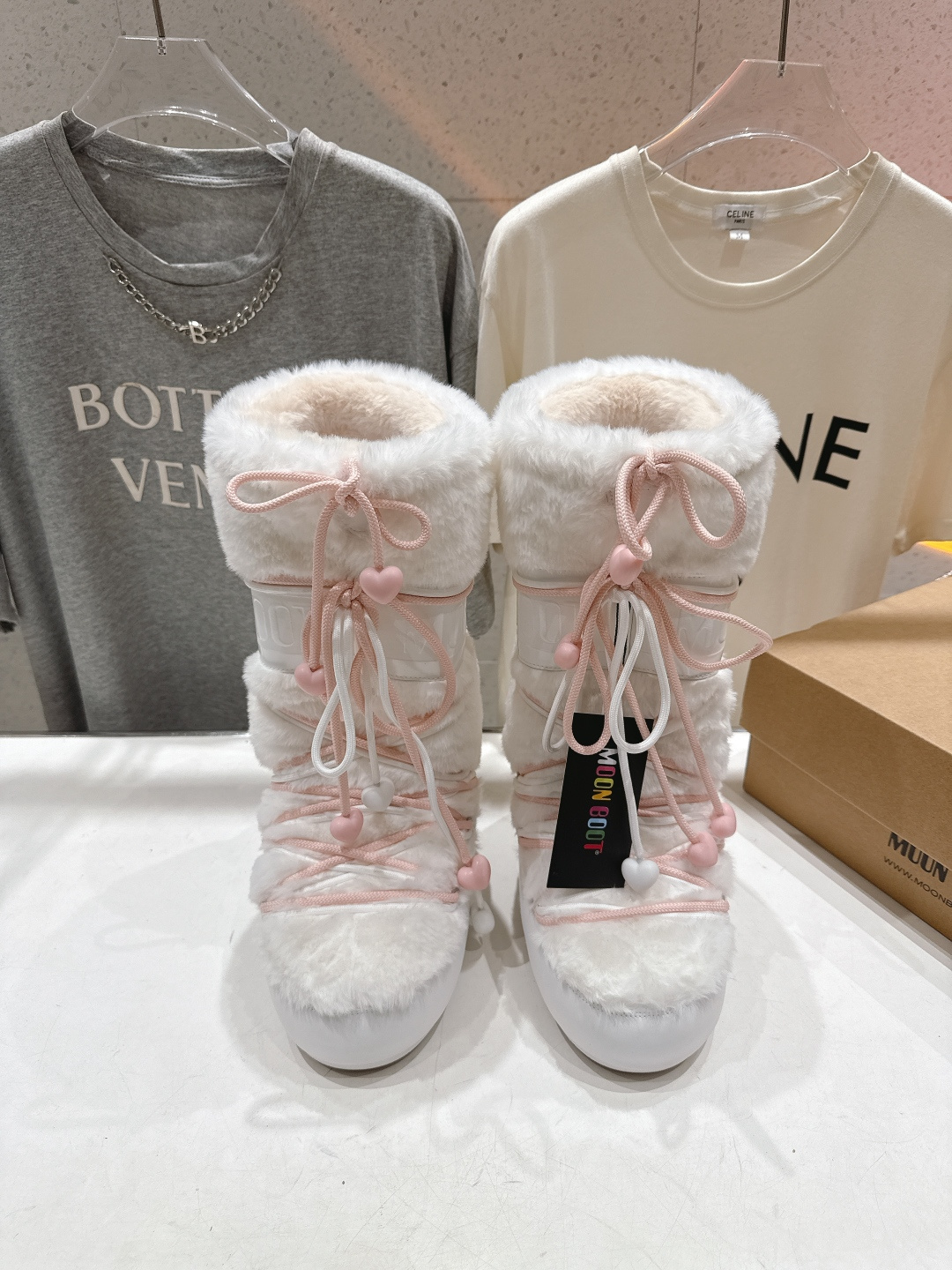 NO:667899,High version of Moon Boot 2025ss autumn and winter popular warm thick-soled snow boots short boots [Ugly Moon Snow Boots] Forget UGG, fashionable people are wearing Moon Boot snow boots. If you find it difficult to accept the revival of UGG, then there is now a more alternative snow boot that is back, with an inner height of 4 cm. That is the Moon Boot. It was already very popular in the millennium. Back then, Paris Hilton and Victoria Beckham  Celebrities often wear it, and now the Y2K trend is popular again. The same style is worn by young people in QQ shows, and the ugly snow boots that are shown by thousands of people have become popular again, regardless of men and women. They look slim and warm and easy to wear... The fabric is original custom-made imported rabbit fur. The lining is original silk floss liner. The original silk floss liner for the feet. The outsole is original molded two-color non-slip outsole. Bottom thickness is 4cm (including inner height increase). Code number 35/38 39/41  Packaging Original full set of packaging Color official website updated simultaneously, snow boots, boots19860909高版本  Moon Boot 2025ss秋冬季爆款保暖厚底雪地靴短靴【丑萌月亮雪地靴】 忘了UGG吧,时髦人都在穿Moon Boot雪地靴 如果你难以接受UGG的复兴 那现在有一款更另类的雪地靴又杀回来了,内增高4 cm 那就是Moon Boot月亮靴 在千禧年就已经非常火了 当年paris hilton、victoria beckham  等名人经常穿它,如今Y2K风潮再次流行,痞幼同款QQ秀穿搭,万人大秀的丑萌雪地靴重新翻红,不分男女不分左右,看着巨无霸巨显瘦还暖和好穿…… 面料原版定制进口兔毛 内里原版丝绵内胆 垫脚原版丝绵内胆 大底原版开模双色防滑大底 底厚4cm（含内增高） 码数35/38 39/41 包装原版全套包装 颜色官网同步更新,雪地靴,boots,Women's Shoes