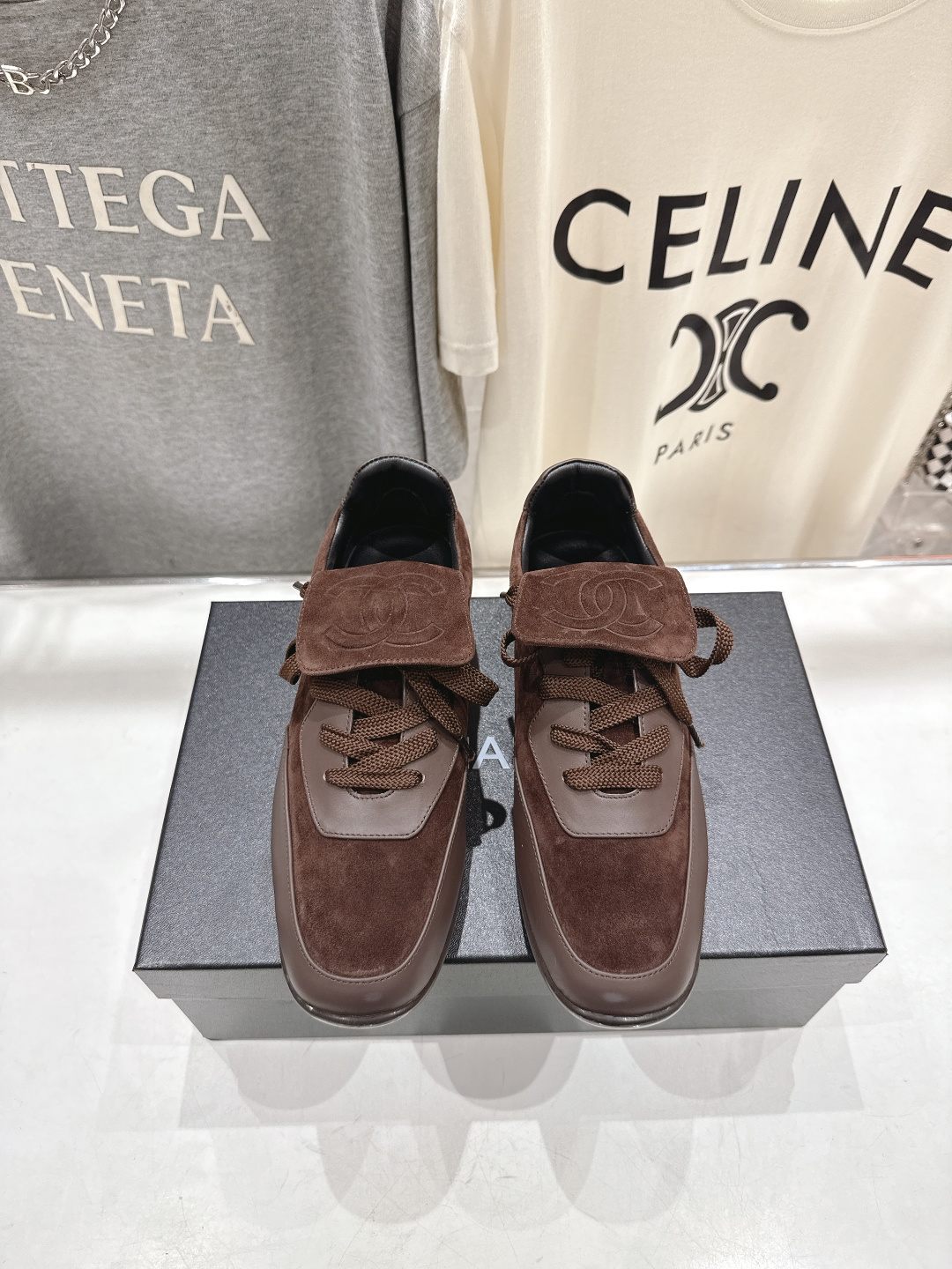 NO:667890,High version Chanel*Xiaoxiang F015 2026ss early spring new panda shoes casual sports shoes biscuit shoes top version ~ original development last type, delicate and stylish, not afraid of wide feet, will not make the feet fat, looks good and comfortable on the feet!  It feels very light on the feet!  Comfortable and breathable!  Super white, really a perfect match. The upper is imported first-layer cowhide + suede cowhide, the lining is imported sheepskin, and the foot pads are mixed sheepskin, breathable and comfortable!  Outsole original molded combination outsole Size35-40 (40.41 custom-made and non-returnable), casual shoes/sports shoes, chanel, sneakers, cowhide, sheepskin19860909高版本  Chanel*小香F015 2026ss早春新款熊猫鞋休闲运动鞋饼干鞋 顶级版本～原版开发楦型 秀气有型 宽脚也不怕 不会显脚肥,上脚好看又舒适！穿起来脚感非常轻盈！舒适透气！超级显白 真的是绝搭到爆炸 鞋面进口头层牛皮+反绒牛皮 内里进口羊皮 垫脚混种羊皮,透气舒适！ 大底原版开模组合大底 Size35-40（40.41订做不退换）,休闲鞋/运动鞋,chanel,sneakers,cowhide,sheepskin,Women's Shoes