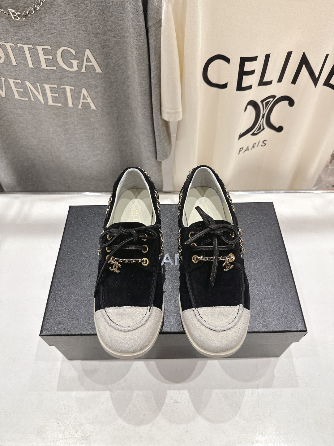 NO:667886,High version of Chanel* Chanel F015 Xiaoxiang 2026ss latest chain loafers casual shoes. The original version is 1:1 to create a perfect last shape. The design of the upper is very special, embellished with Xiaoxiang's classic hardware buckles, and it has the tone of grandma's house!  High-end and super fashionable!  The upper feet are particularly comfortable and soft, wide feet are not afraid, the feet will not appear fat, good-looking and comfortable, paired with mid-calf socks, skirts and trousers, it is invincible and beautiful, super durable. The fabric is imported high mercerized suede, the lining is environmentally friendly mixed sheepskin, the outsole is the original molded outsole, the size is 35-39 (40 41 42 is customized and non-refundable), single shoes, chanel, chanel, loafers, skirts, sheepskin19860909高版本  Chanel* 香奈儿F015 小香2026ss最新链条乐福鞋休闲单鞋 原版1:1打造完美楦型,鞋面的设计很特别,点缀小香经典五金扣,超有香奶奶家的调调！高级感十足 超级时尚！上脚特别舒服柔软,宽脚也不怕,不会显脚肥,好看又舒适,搭配中筒袜 配裙子裤子都是无敌美,超级耐看 面料进口高丝光反绒皮 内里环保混种羊皮 大底原版开模大底 码数35-39（40 41 42定做不退换）,单鞋,chanel,chanel,loafers,skirts,sheepskin,Women's Shoes