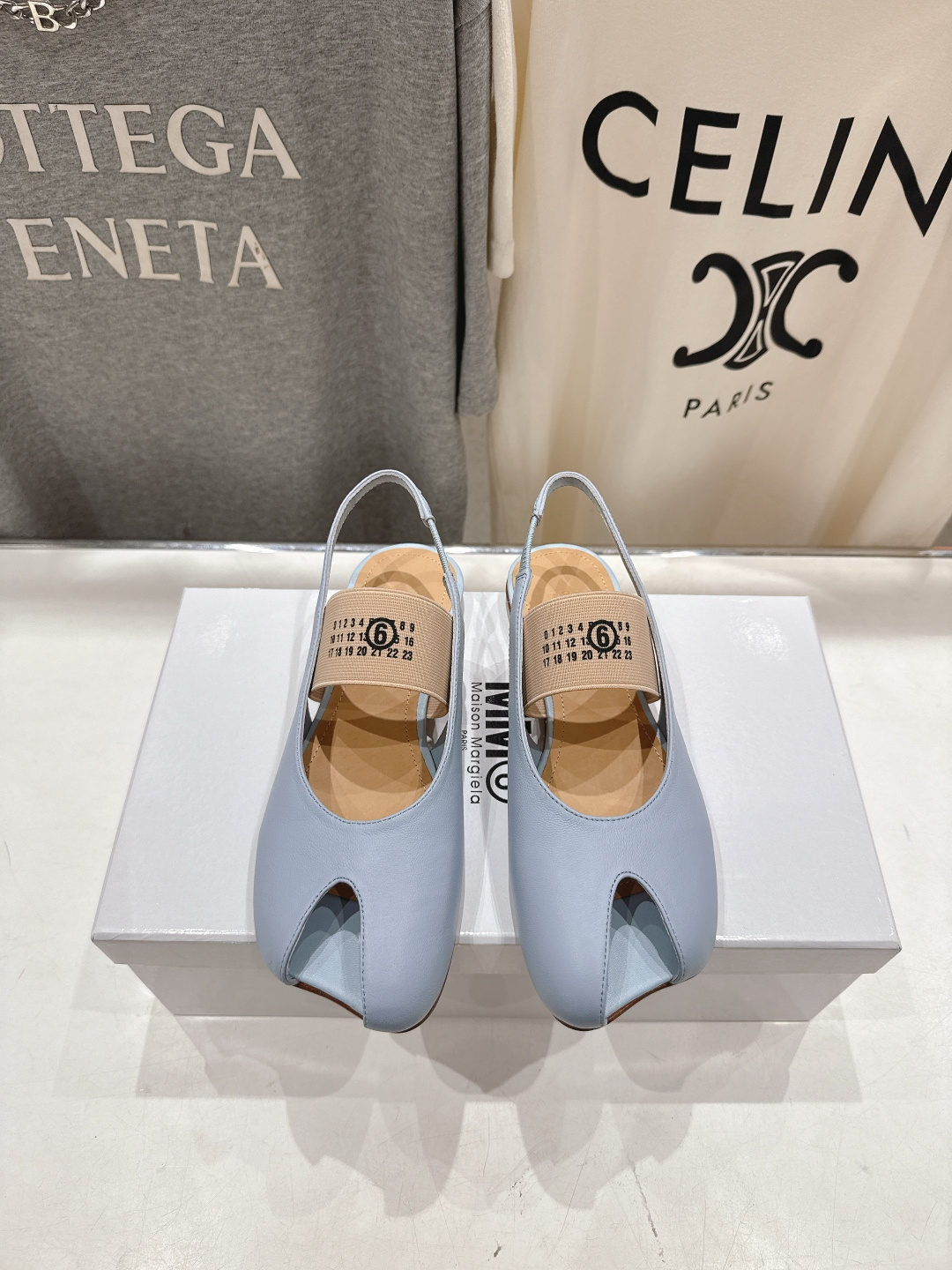 NO:667889,High version MM6 Maison Magical F055 2026ss new spring and summer Mary Jane flats, ballet shoes, fish mouth sandals. Needless to say, they will be very comfortable. The silhouette, unique design and contrasting material collage are all MM6 Maison Magical, features worth looking forward to. This ballet shoes are made of very textured sheepskin fabric/cowhide lining, foot fish mouth opening design and mm6 unique logo elastic band. Italian leather outsole  Absolutely perfect~ Size number: 35-39 (40.41 customized) Comes with original packaging, sandals, masion margiela, masion margiela, sandals, mary jane, flats, cowhide, sheepskin, Leather soles19860909高版本  MM6马吉拉F055 2026ss春夏新品玛丽珍平底鞋芭蕾舞鞋鱼嘴凉鞋 舒适度不用说 肯定会很舒服的 廓形 独具匠心的设计和对比材质的拼贴均是 MM6 Maison Magical,值得期待的特色 这款芭蕾舞鞋采用很有质感的羊皮面料/牛皮内里垫脚鱼嘴开口独特设计和mm6独有的logo松紧带 意大利真皮大底 简直绝绝子了～ 码数:35-39（40.41定做） 配原版一致包装,凉鞋,masion margiela,masion margiela,sandals,mary jane,flats,cowhide,sheepskin,Leather soles,Women's Shoes