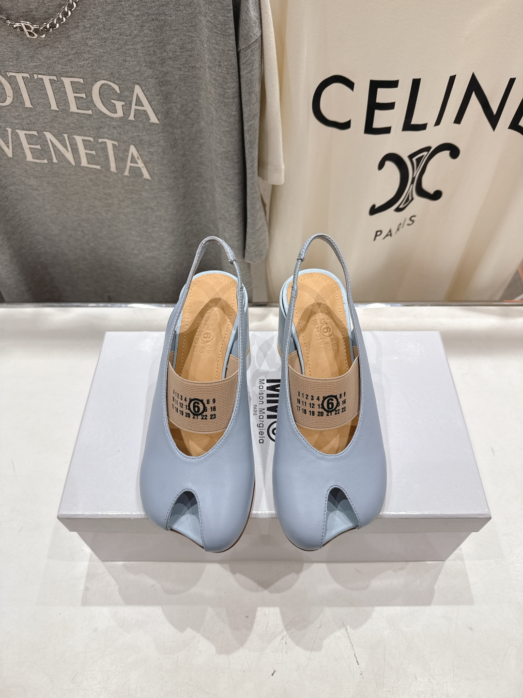 NO:667893,High version MM6 Maison Magical F055 2026ss new spring and summer Mary Jane high-heeled shoes, ballet shoes, fish mouth sandals. Needless to say, they will be very comfortable. The silhouette, unique design and contrasting material collage are all MM6 Maison Magical. Features worth looking forward to. These ballet shoes are made of very textured sheepskin fabric/cowhide lining, foot fish mouth opening design and mm6 unique logo elastic band. Italian leather outsole  Absolutely stunning ~ Heel height 7cm, code number: 35-39 (customized at 40.41) with original packaging, sandals, masion margiela, masion margiela, sandals, mary jane, high heels, cowhide, sheepskin, Leather soles19860909高版本  MM6马吉拉F055 2026ss春夏新品玛丽珍高跟鞋芭蕾舞鞋鱼嘴凉鞋 舒适度不用说 肯定会很舒服的 廓形 独具匠心的设计和对比材质的拼贴均是 MM6 Maison Magical,值得期待的特色 这款芭蕾舞鞋采用很有质感的羊皮面料/牛皮内里垫脚鱼嘴开口独特设计和mm6独有的logo松紧带 意大利真皮大底 简直绝绝子了～ 跟高7cm,码数:35-39（40.41定做） 配原版一致包装,凉鞋,masion margiela,masion margiela,sandals,mary jane,high heels,cowhide,sheepskin,Leather soles,Women's Shoes