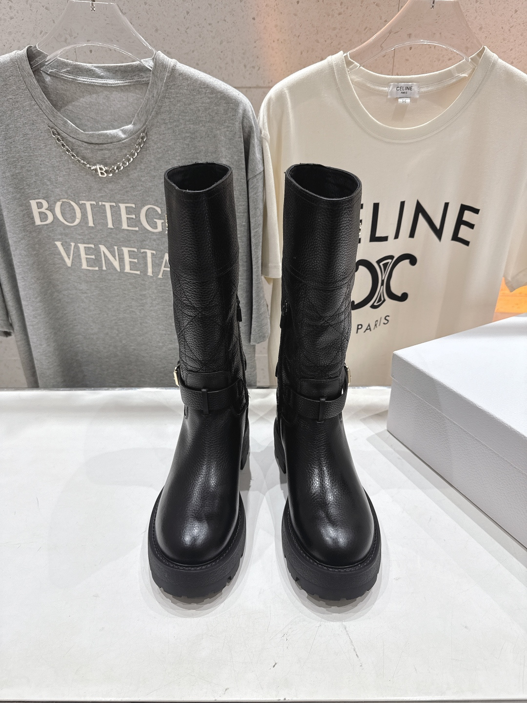 NO:667883,High version Dior/Dior D F019 2025ss new autumn and winter brogue boots, long-lasting riding boots shape, highlighting classic design, the top version on the market. Made of soft black cow leather, creating a casual yet elegant style. Made of top imported calfskin + imported cowhide boots, water-dyed cowhide lining, original molded outsole, heel height 3.5cm, Size35–39  (40.41 Customized items are non-refundable), boots, dior, dior, dior, boots, cowhide19860909高版本  Dior/迪奥D家F019 2025ss秋冬新品布洛克长靴,经久不衰的马靴造型,彰显经典设计,市场顶级版本 采用柔软的黑色牛皮革制作,打造休闲又不失优雅的风格. 采用顶级进口小牛皮+进口牛皮靴筒 内里水染牛皮  原版开模大底 跟高3.5cm Size35–39 (40.41定做不退换),靴子,dior,dior,dior,boots,cowhide,Women's Shoes