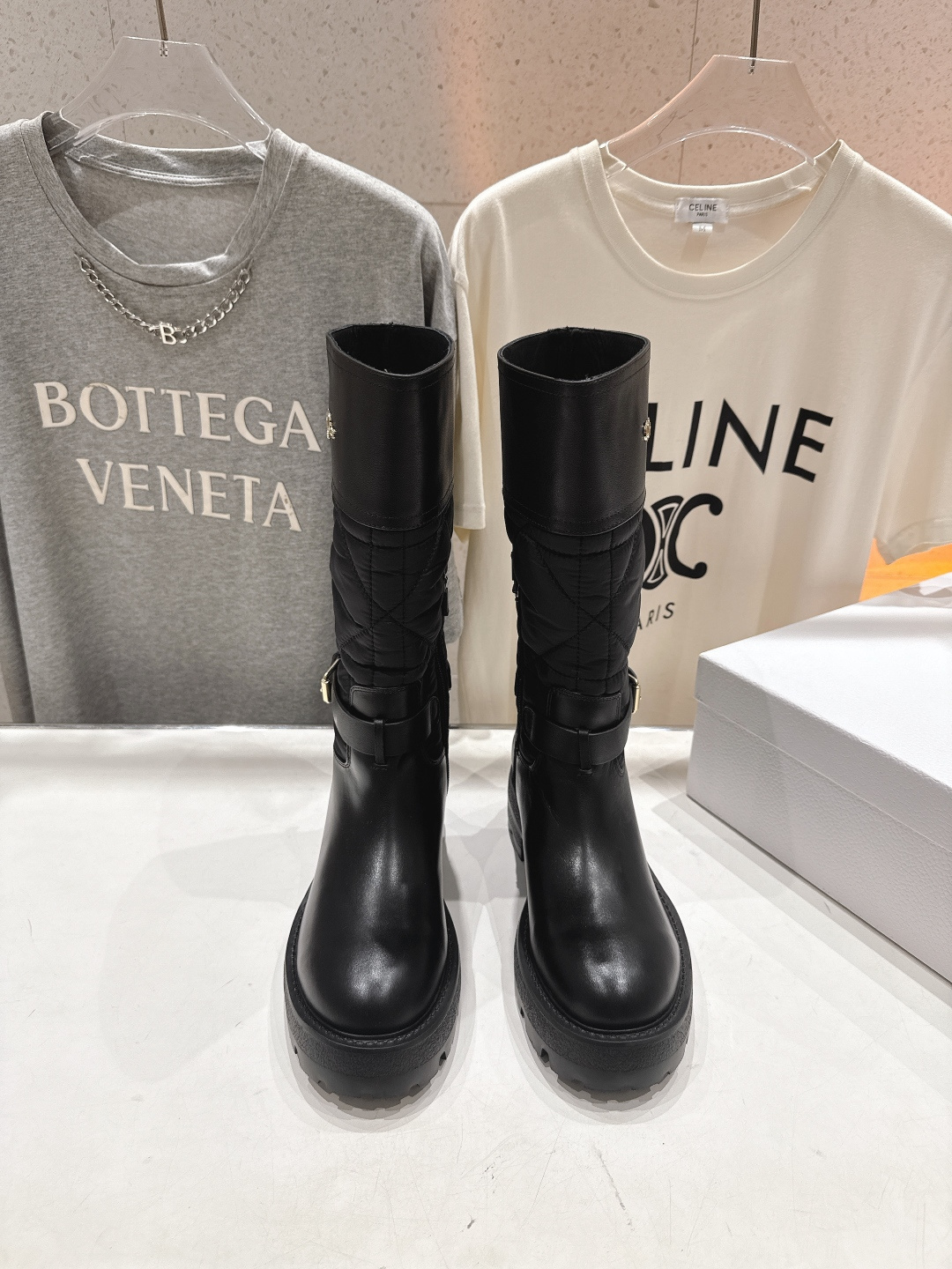 NO:667880,High version Dior/Dior D F019 2025ss new autumn and winter brogue boots, long-lasting riding boots shape, highlighting classic design, the top version on the market. Made of soft black cow leather, creating a casual yet elegant style. Made of top imported calfskin + imported rainproof fabric, water-dyed cowhide lining, original open molded outsole, heel height 3.5cm, Size35–39  (40.41 Customized items are non-refundable), boots, dior, dior, dior, boots, cowhide19860909高版本  Dior/迪奥D家F019 2025ss秋冬新品布洛克长靴,经久不衰的马靴造型,彰显经典设计,市场顶级版本 采用柔软的黑色牛皮革制作,打造休闲又不失优雅的风格. 采用顶级进口小牛皮+进口防雨布料 内里水染牛皮  原版开模大底 跟高3.5cm Size35–39 (40.41定做不退换),靴子,dior,dior,dior,boots,cowhide,Women's Shoes