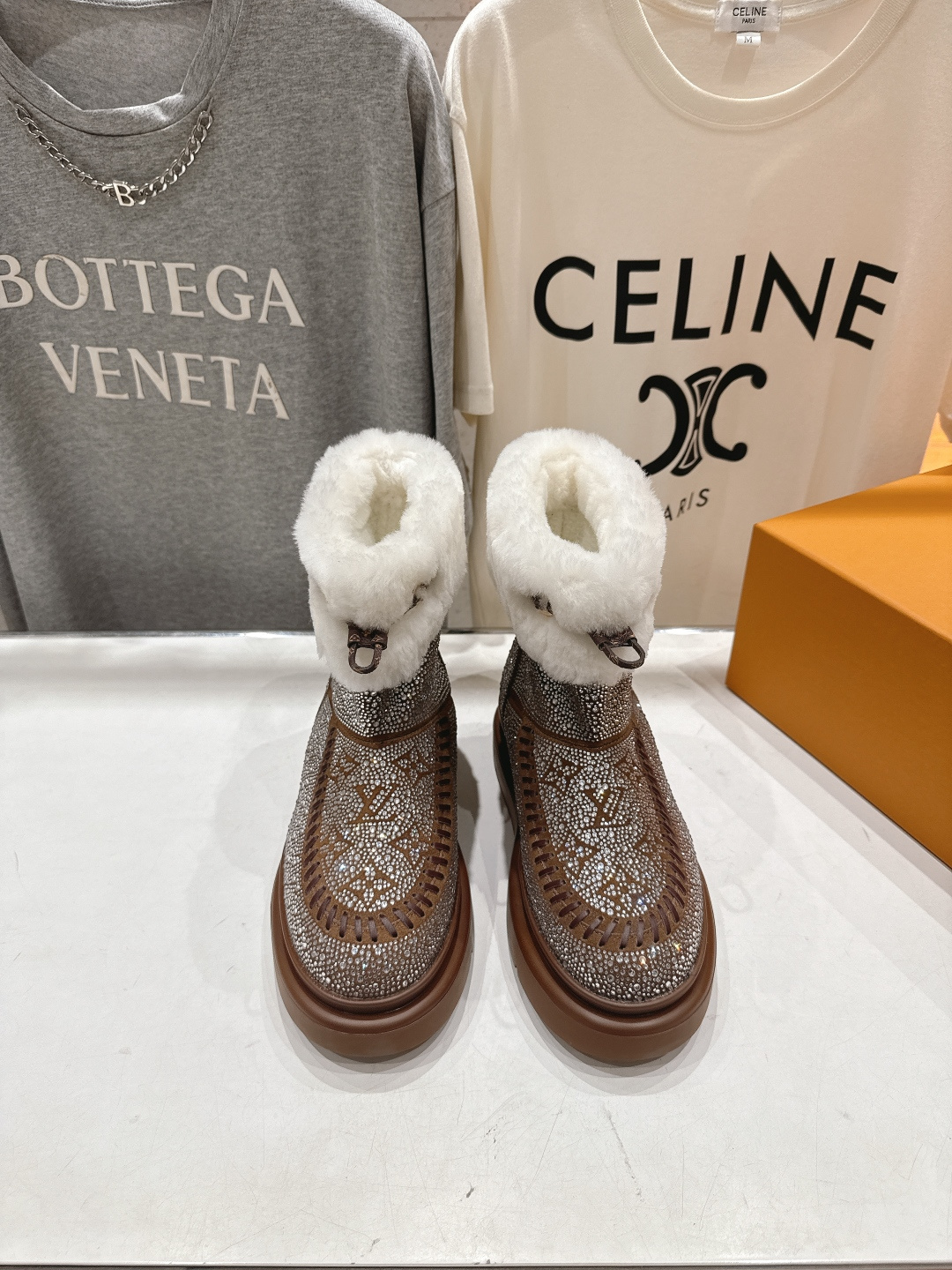 NO:667903,High version LOUIS VUITTON ss25 LV brand autumn and winter new thick-soled snow boots warm short boots LV winter ski series Monogram snow boots, highly recognizable! Many celebrity internet celebrities have planted real wool uppers, which are waterproof, windproof and warm. The wool lining is comfortable and breathable. Now is the season, so those who want to buy it should hurry up and stock up. Wear shoes in winter for running and jumping every day. The most important thing is that the soles should be lightweight! Ultra-light, MAX comfort, it really feels like stepping on shit. With proven quality, you don’t have to choose too much when buying shoes. You really don’t! It is to strive for the highest cost performance, and the trendy attitude of both strength and softness makes it a daily choice. The upper is imported and customized with hot diamonds. The inner lining is original and customized with down feathers. The outsole is original molded non-slip outsole. The size is 35-41 (40.41 is customized and non-returnable), snow boots, louis vuitton, louis vuitton, louis vuitton, boots, down jacket19860909高版本  LOUIS VUITTON ss25 LV驴牌秋冬新款厚底雪地靴保暖短靴 LV冬季滑雪系列Monogram雪地靴,辦识度超高！超多明星网红种草 真羊毛鞋面 防水防风又保暖 羊毛尼内里舒适又透气,现在正当季,剁手党抓紧囤起来,冬天穿着鞋子每天跑跑跳跳,最重要就是鞋底要轻便！超轻便,舒适感MAX,真的是踩屎感十足 经得住考验的品质,买鞋不用太多选择,真不需要！就是争取到最高性价比,亦刚亦柔的潮流姿态成就日常佳选. 鞋面进口定制烫钻鞋面 内里原版定制羽绒毛 大底原版开模防滑大底 码数35-41（40.41订做不退换）,雪地靴,louis vuitton,louis vuitton,louis vuitton,boots,down jacket,Women's Shoes