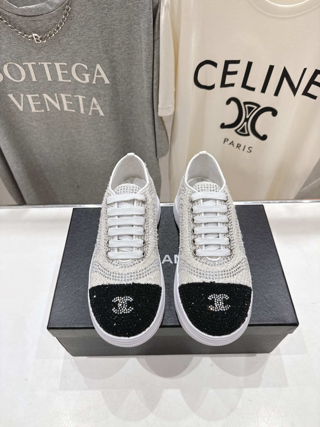 NO:667891,High version Chanel F036 Xiaoxiang 2026ss catwalk new thick-soled casual shoes with hot diamonds, white shoes, sneakers, biscuit shoes, top version ~ original development last type, delicate and stylish, not afraid of wide feet, will not show fat feet, looks good and comfortable on the feet!  It feels very light on the feet!  Comfortable and breathable!  Super white, really a perfect match, imported hot diamond upper, sheepskin lining, original molded outsole, Size 35-39 (40.41 custom-made, non-returnable), casual shoes/sports shoes, chanel, chanel, sneakers, sheepskin19860909高版本  Chanel香奈儿F036 小香 2026ss走秀新款厚底烫钻休闲鞋小白鞋运动鞋 饼干鞋 顶级版本～原版开发楦型 秀气有型 宽脚也不怕 不会显脚肥,上脚好看又舒适！穿起来脚感非常轻盈！舒适透气！超级显白 真的是绝搭到爆炸 鞋面进口烫钻鞋面 内里羊皮 大底原版开模大底 Size35-39（40.41定做不退换）,休闲鞋/运动鞋,chanel,chanel,sneakers,sheepskin,Women's Shoes