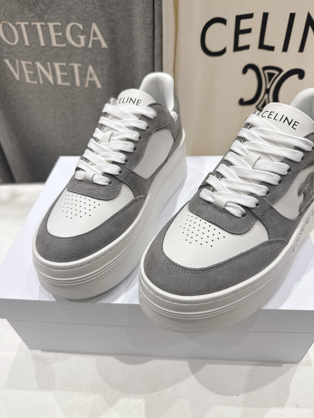 高版本出厂 厚底 CELINE*思琳赛琳F037 2026ss新款徽标系带厚底休闲鞋小白鞋简单舒服，干净